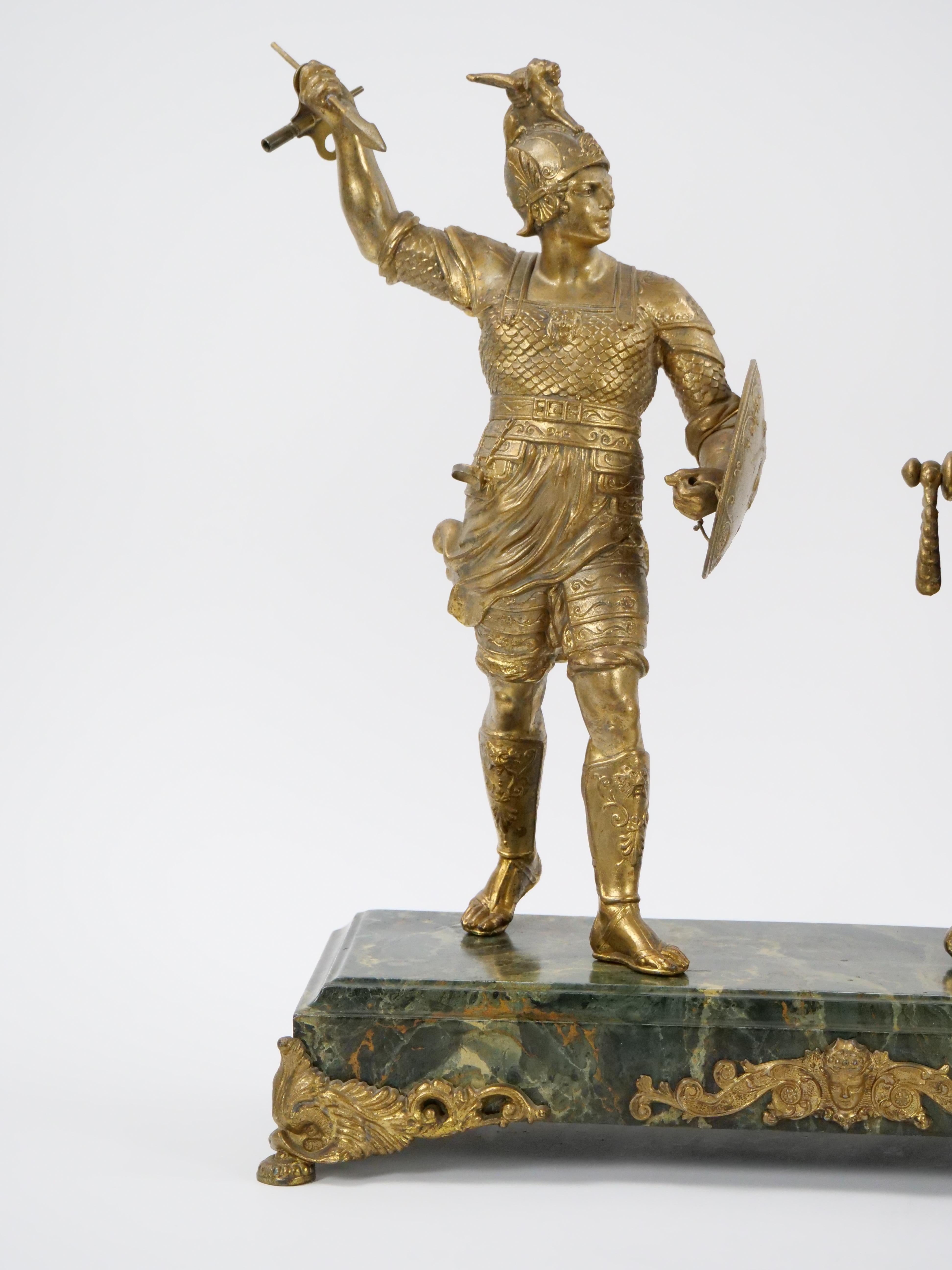  Kaminuhr mit Fuß aus vergoldeter Bronze und Marmorsockel, die Carthage-Krieger darstellt (amerikanisch) im Angebot