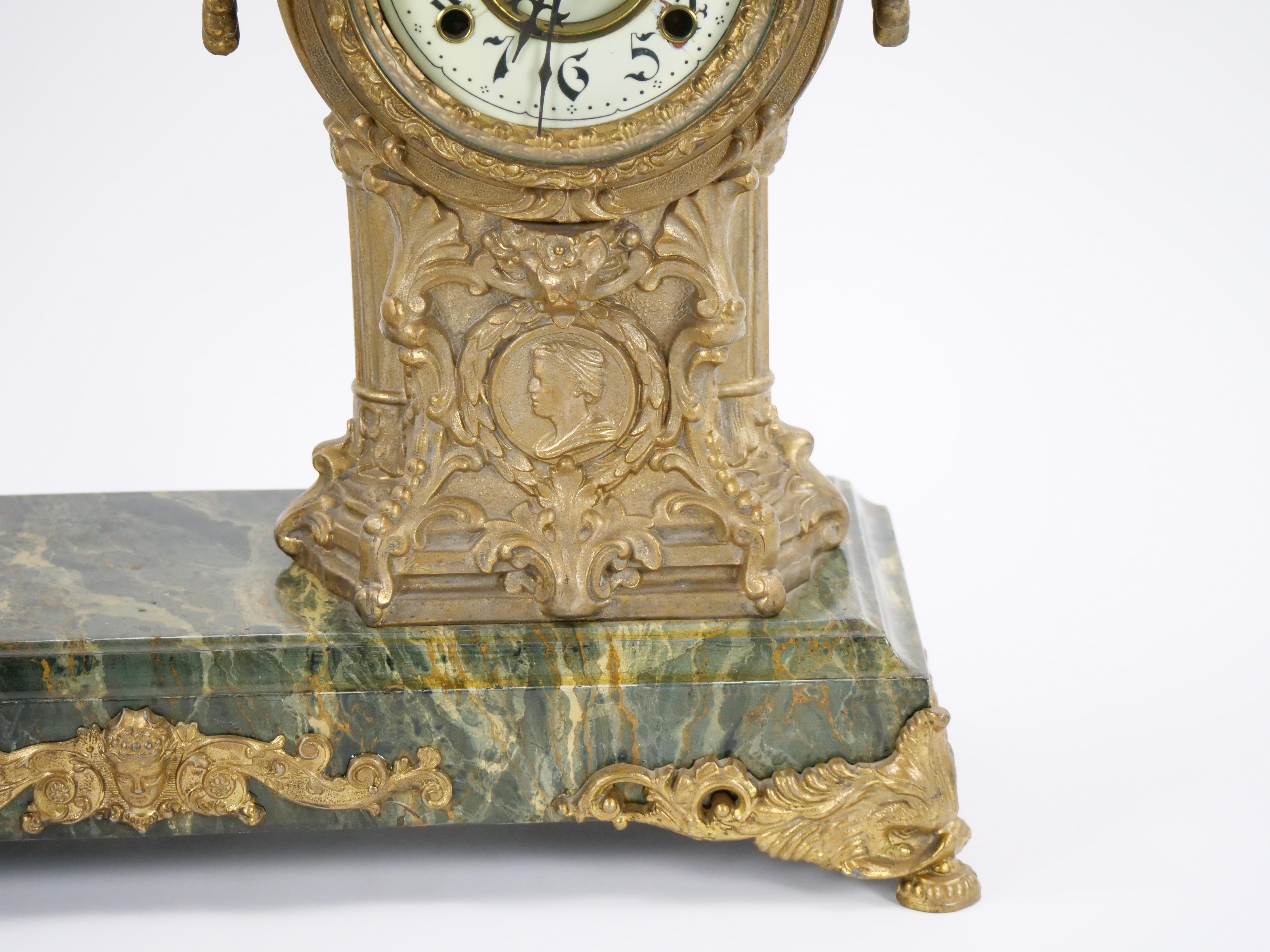 Reloj de chimenea con pie de bronce dorado y base de mármol que representa a un guerrero de Cartago en Bueno estado para la venta en Tarry Town, NY