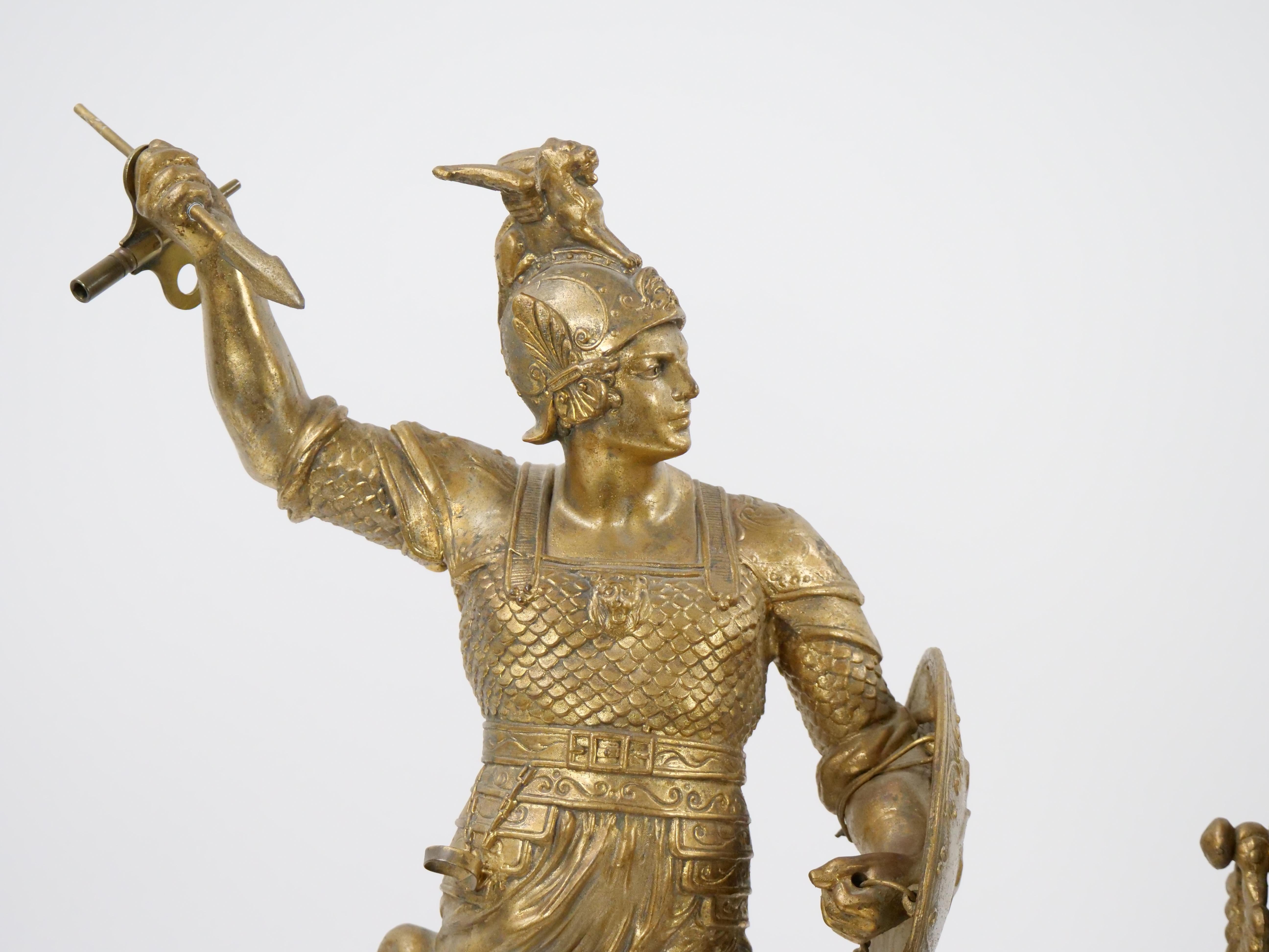  Kaminuhr mit Fuß aus vergoldeter Bronze und Marmorsockel, die Carthage-Krieger darstellt im Angebot 1