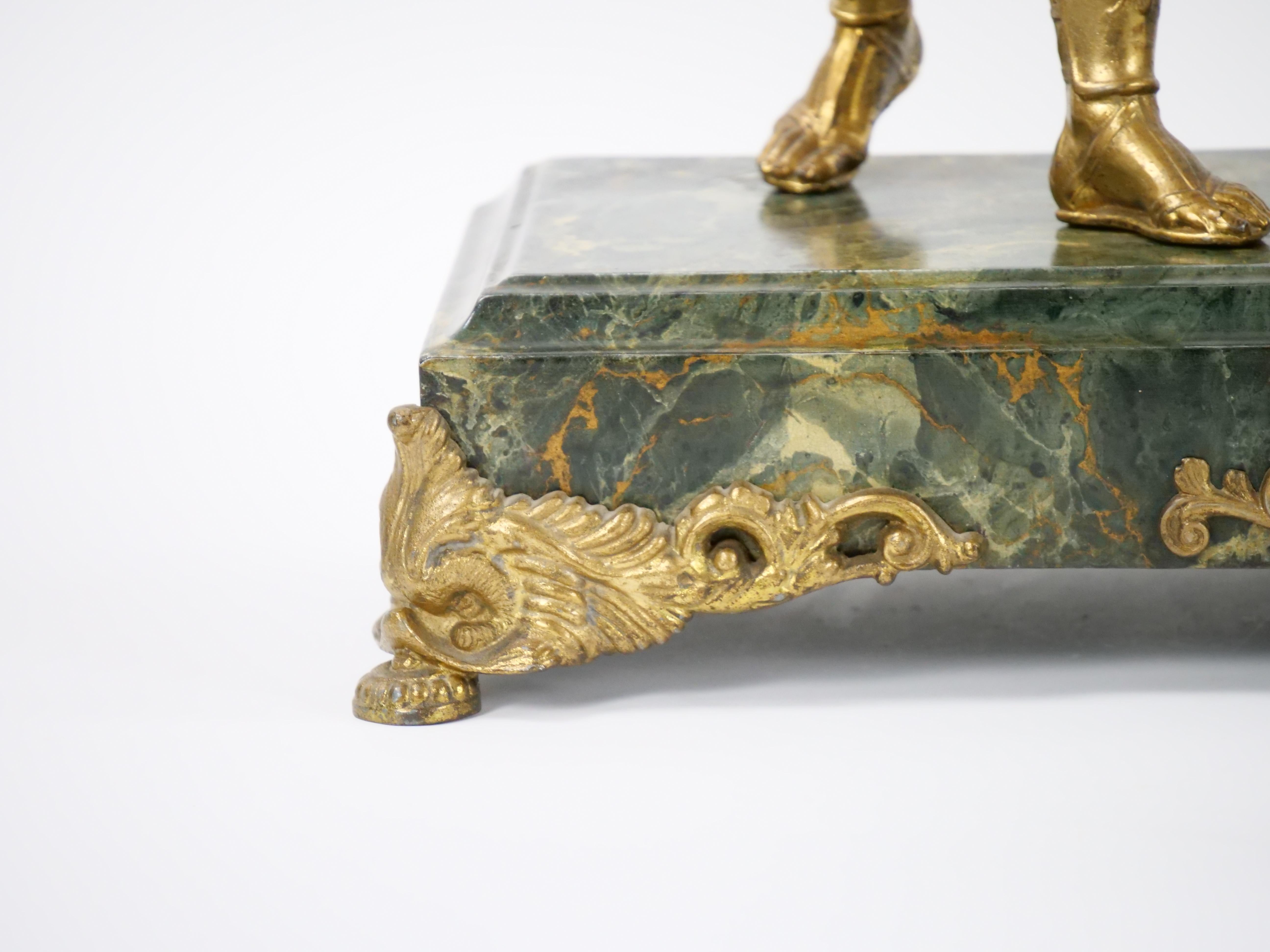 Bronze  Pendule de cheminée en bronze doré sur pied en marbre représentant un guerrier de Carthage en vente