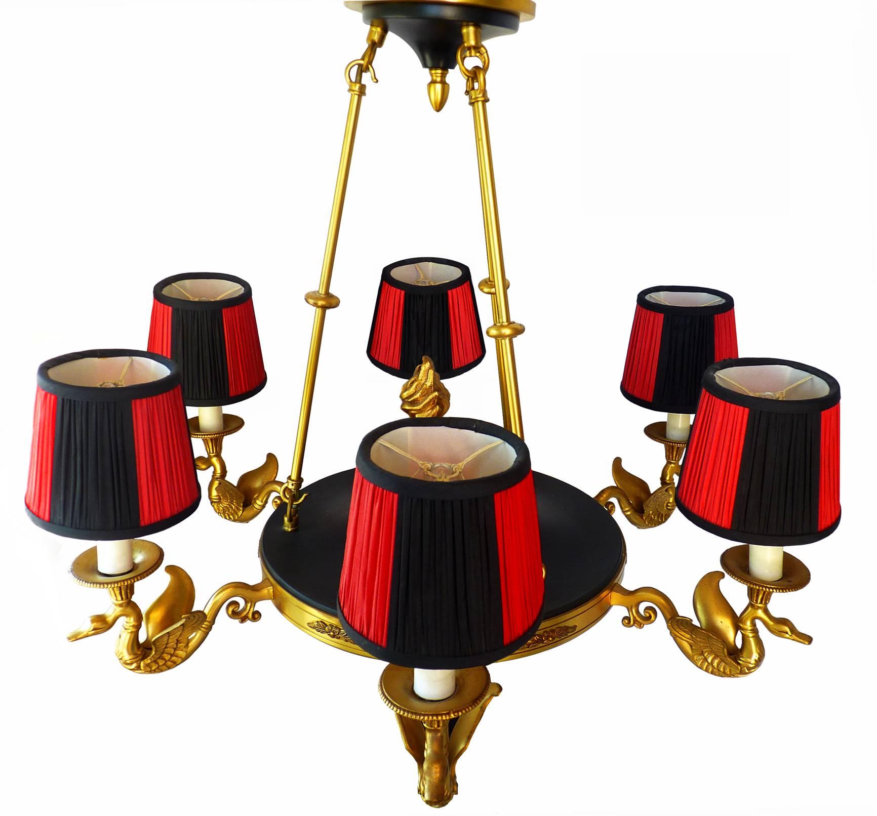 Français Lustre Empire français en bronze doré, 6 bras de Swan et abat-jour rouge et noir