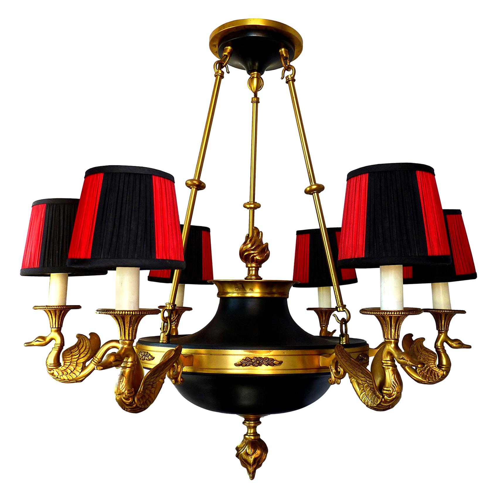 Französischer Empire-Kronleuchter aus vergoldeter Bronze, 6 Swan-Arme und rote und schwarze Lampenschirme