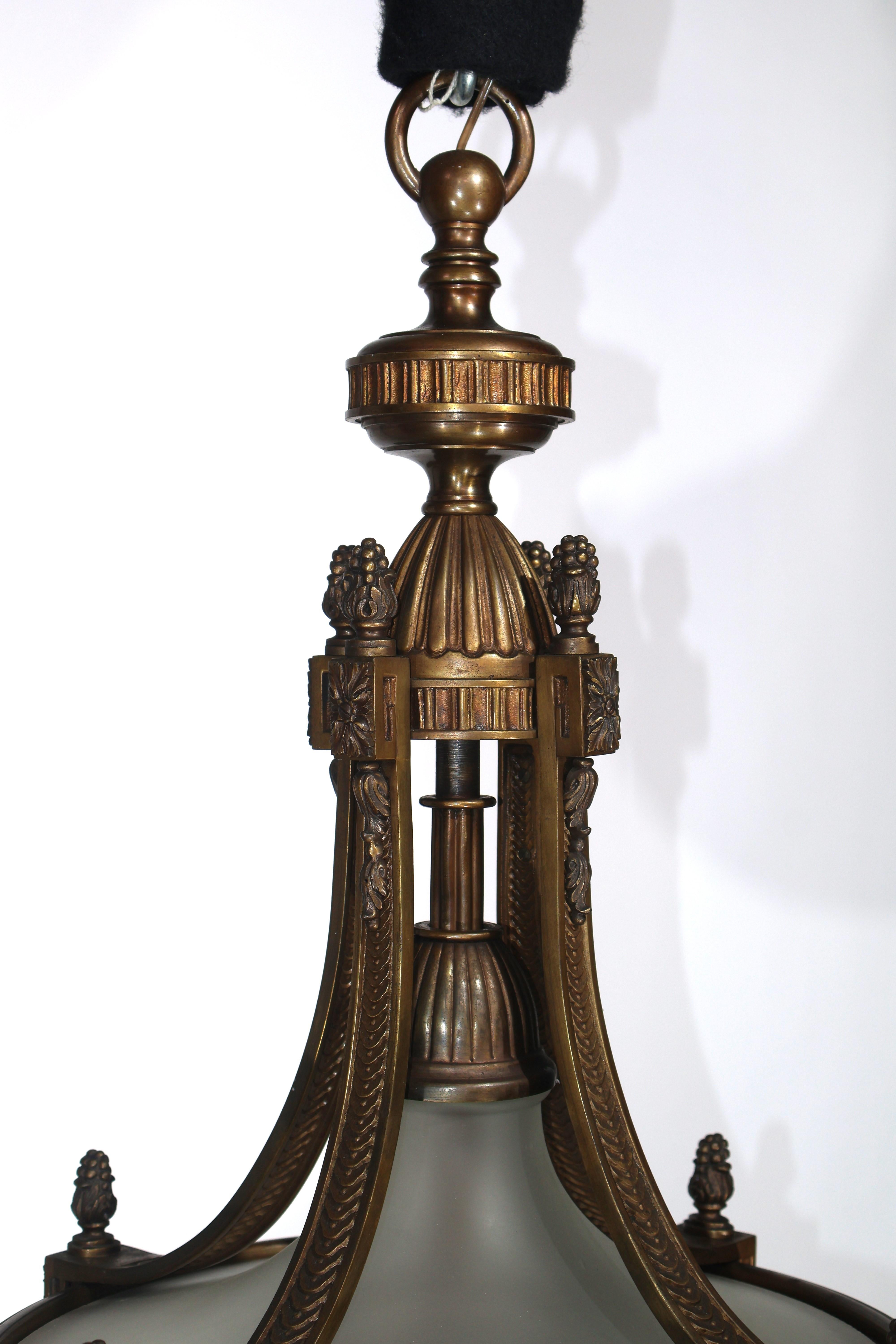 Kronleuchter aus vergoldeter Bronze und mattiertem Glas (Louis XVI.) im Angebot