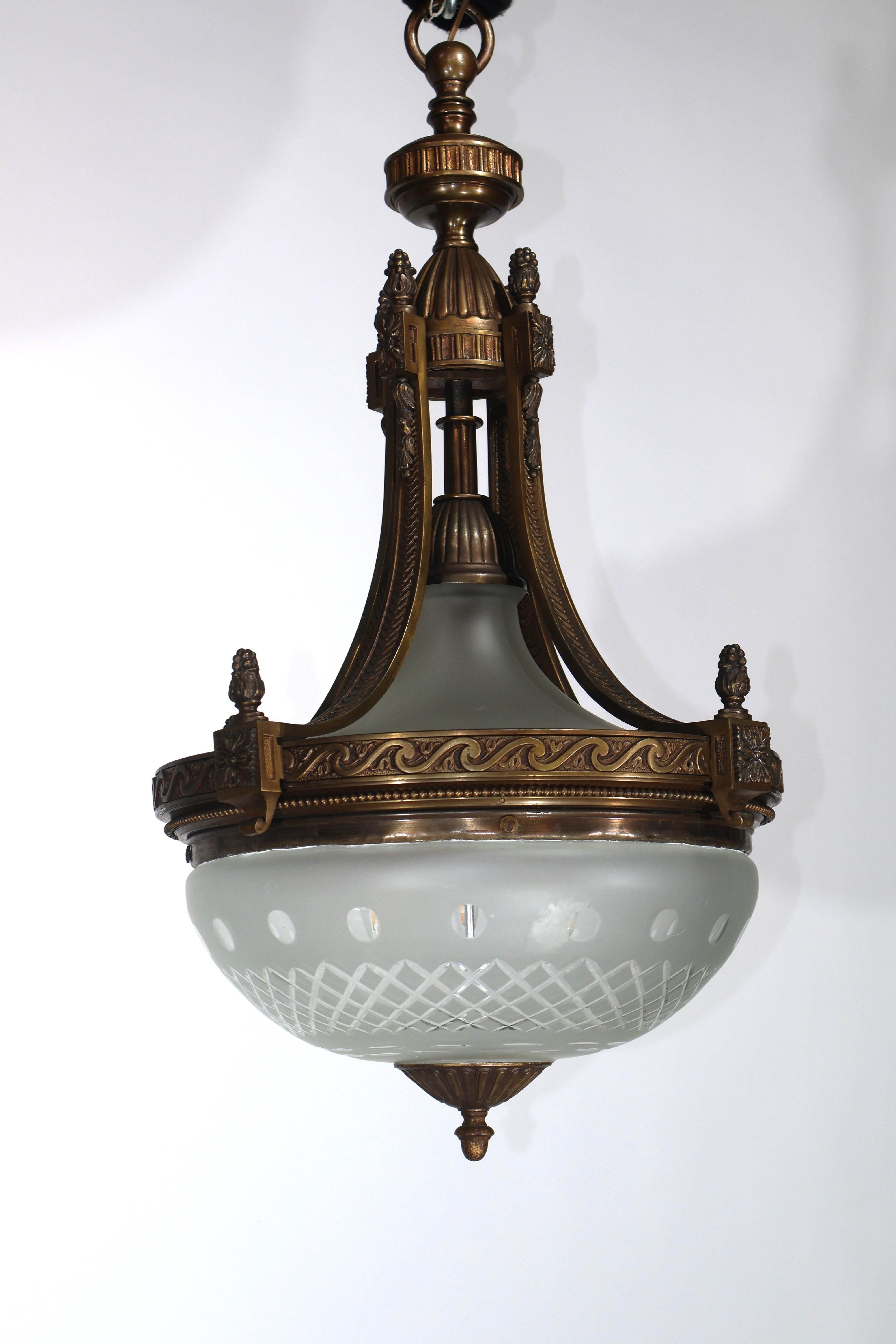 Kronleuchter aus vergoldeter Bronze und mattiertem Glas im Angebot 1