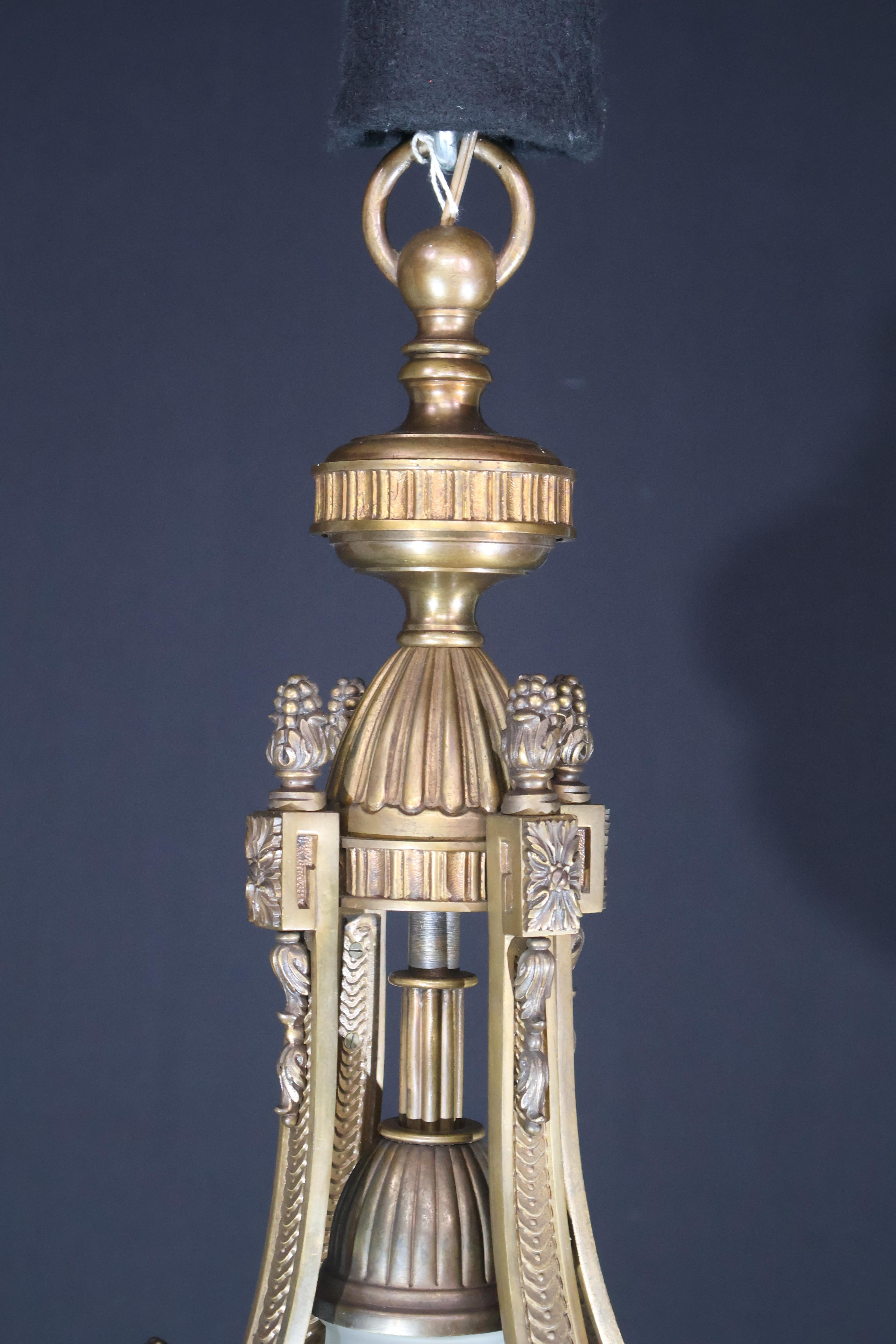 Kronleuchter aus vergoldeter Bronze und mattiertem Glas im Angebot 2