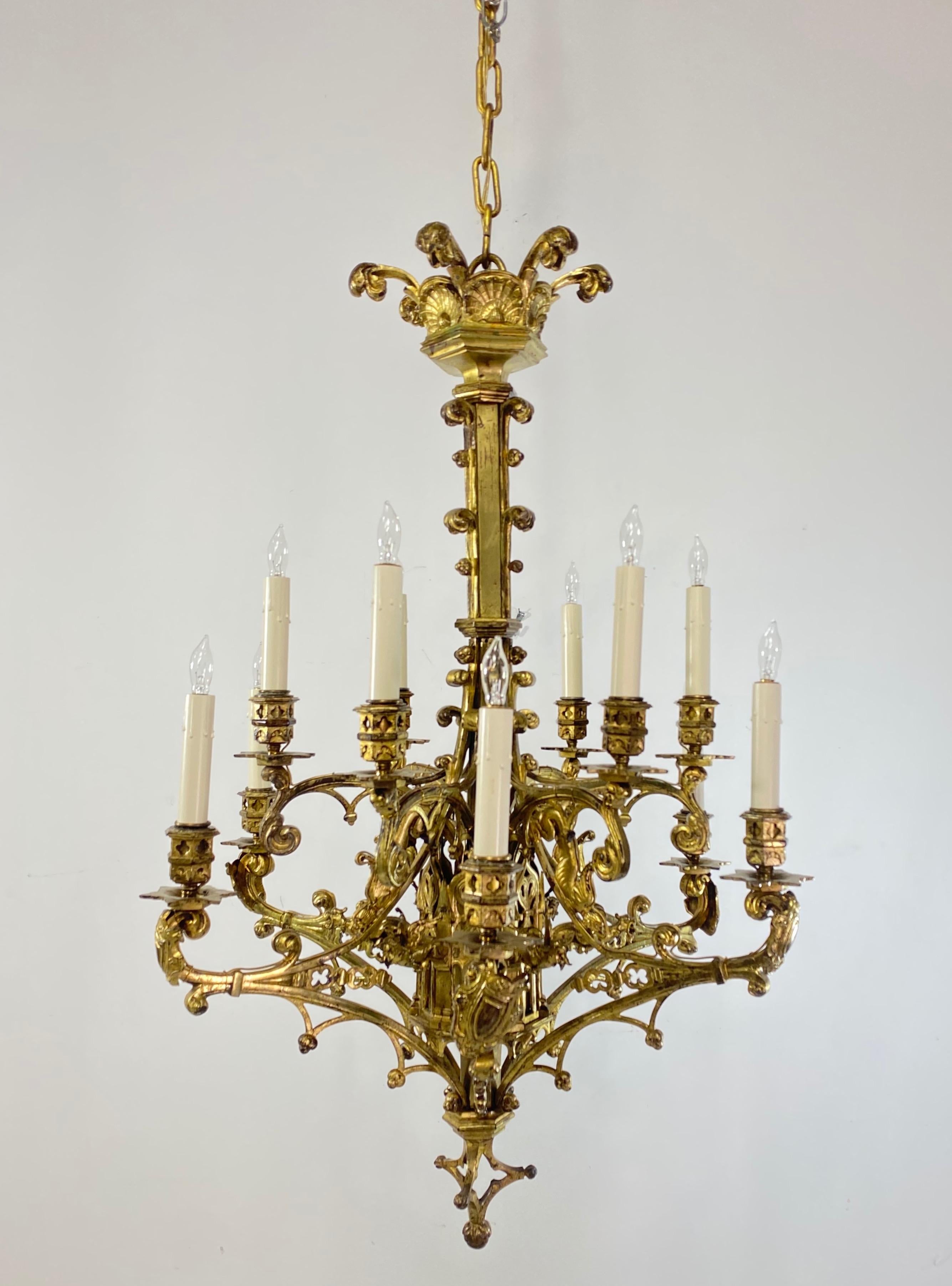Exceptionnel luminaire d'époque néo-gothique en bronze doré massif à la manière d'Augustus Pugin. Moulage de très haute qualité avec de superbes détails. A l'origine, elle contenait des bougies, mais elle a été récemment rénovée et équipée d'un