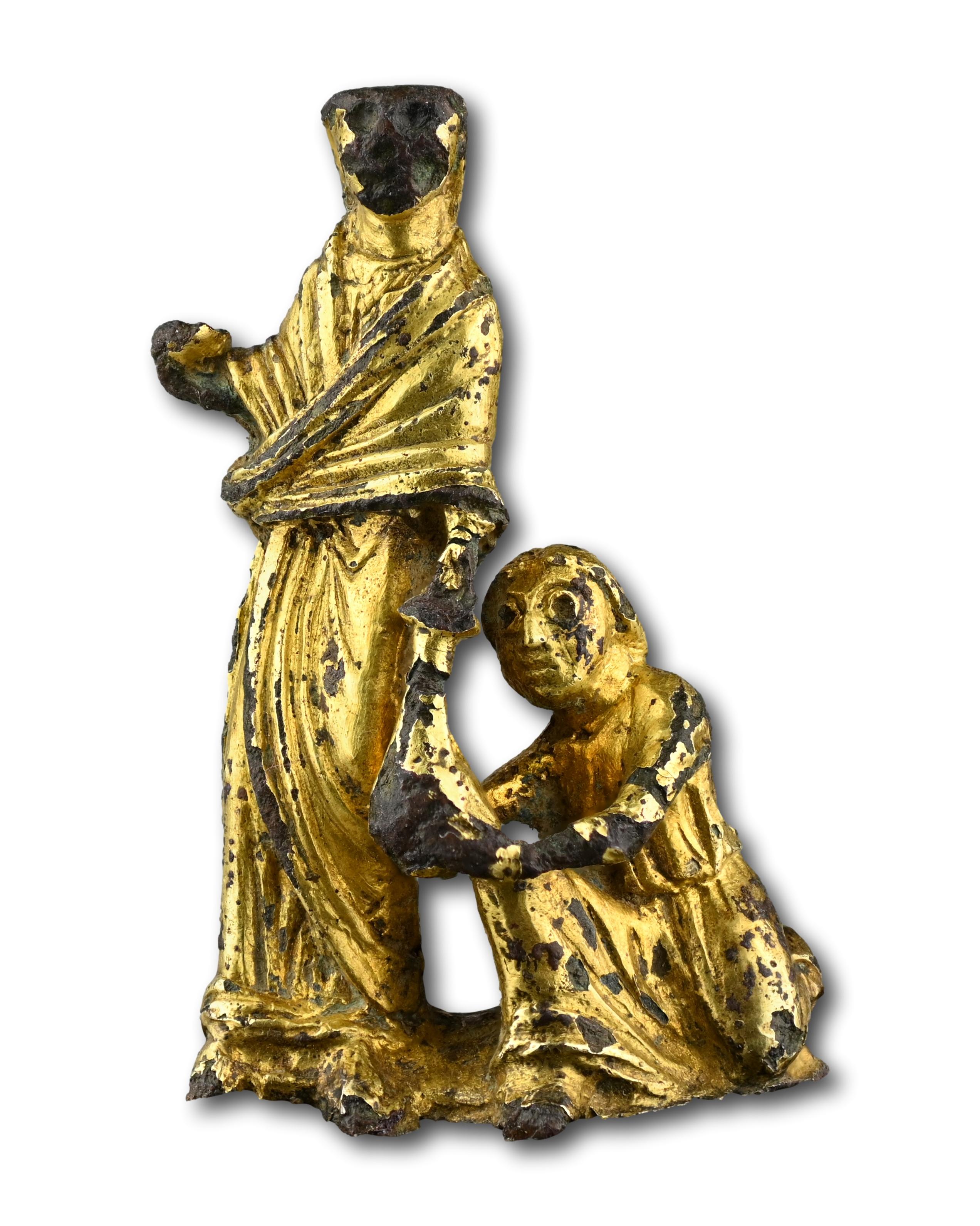 Groupe en bronze doré représentant un acte d'aumône. Angleterre, début du 12e siècle en vente 6