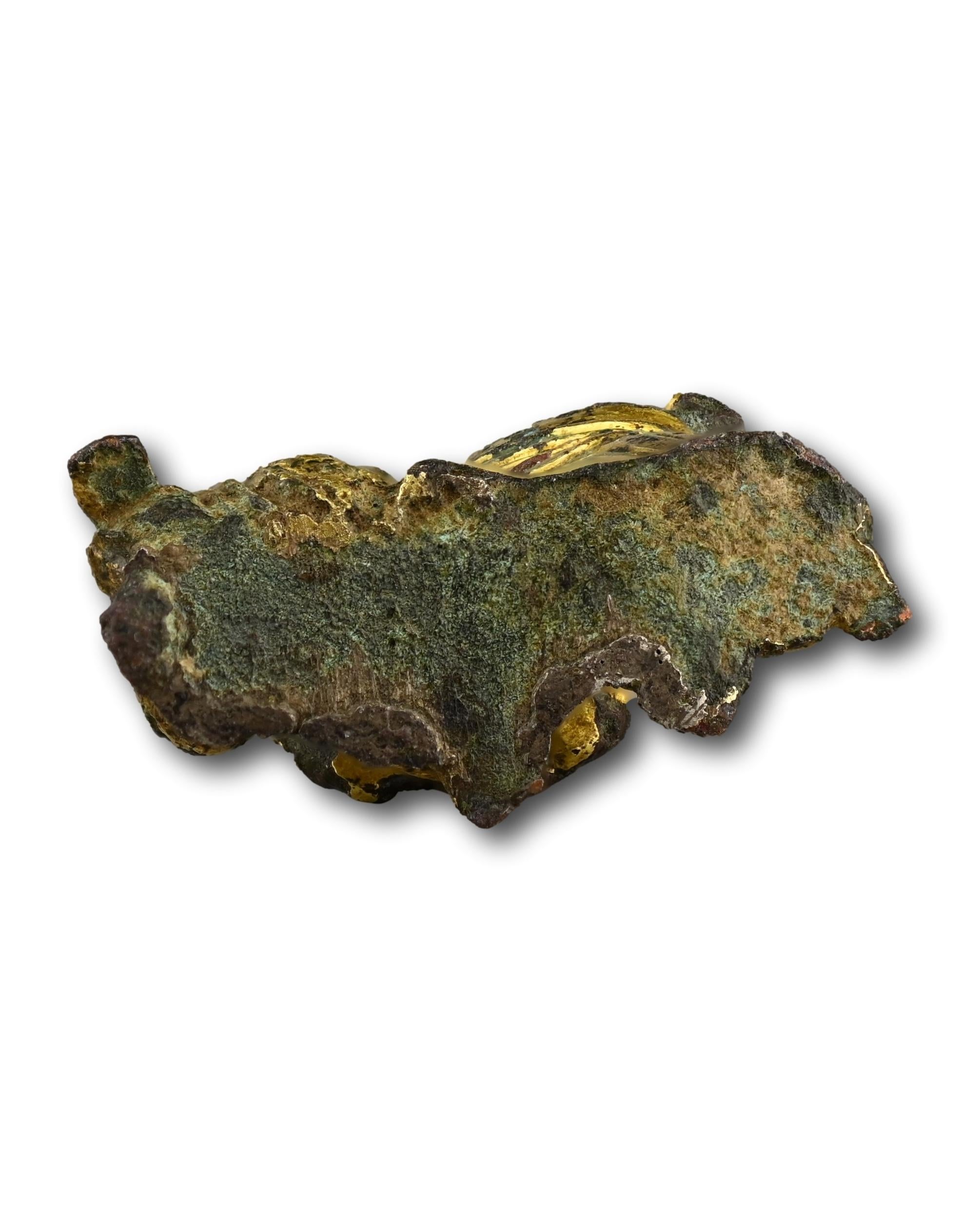 Groupe en bronze doré représentant un acte d'aumône. Angleterre, début du 12e siècle en vente 7