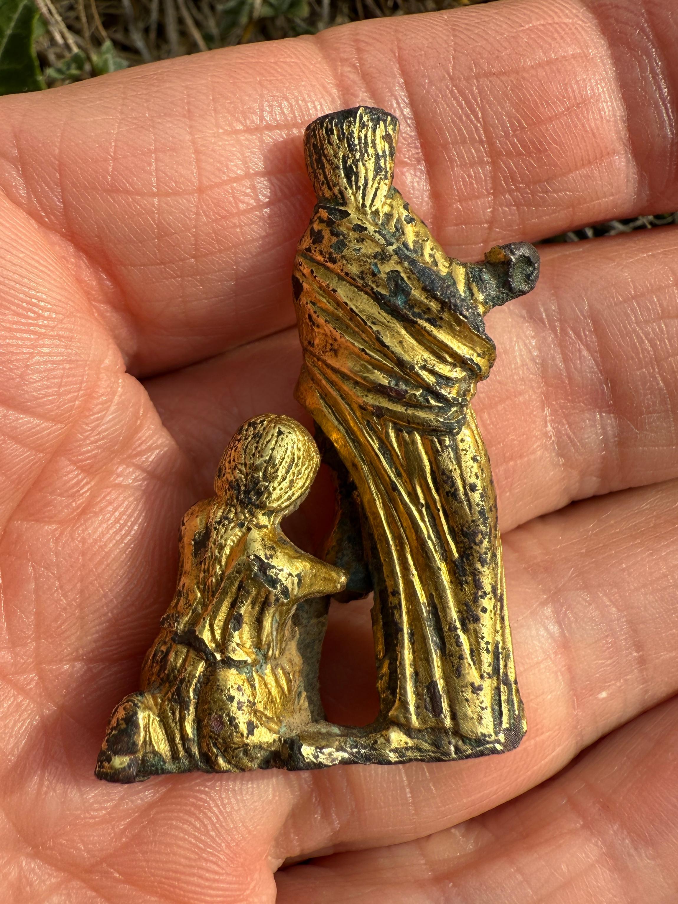 Groupe en bronze doré représentant un acte d'aumône. Angleterre, début du 12e siècle en vente 8