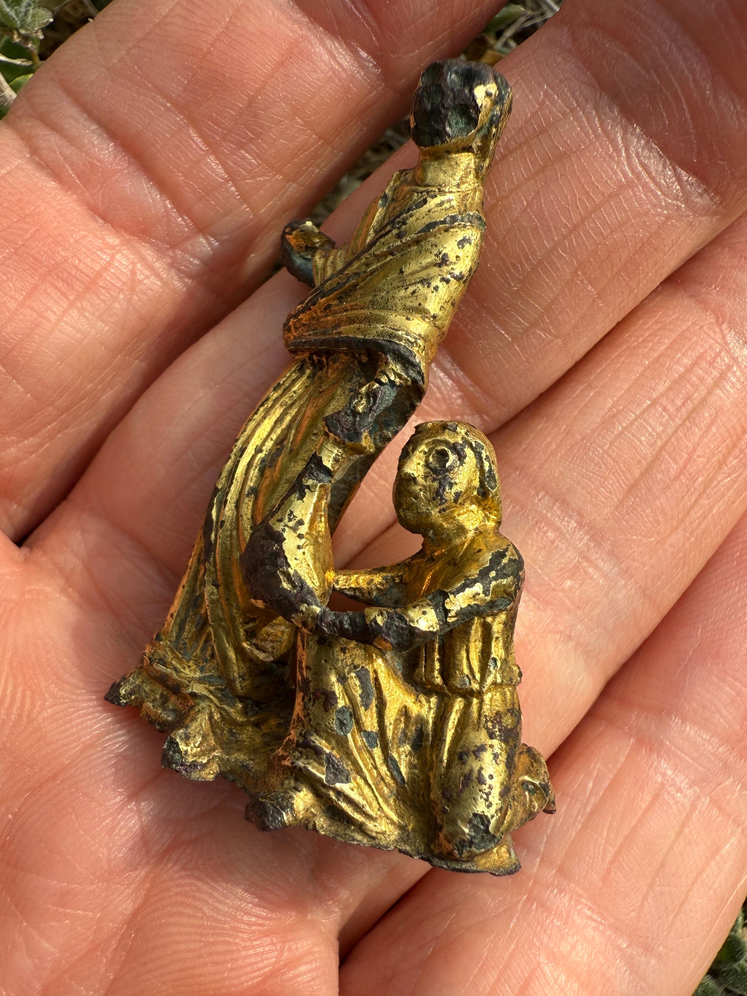 Groupe en bronze doré représentant un acte d'aumône. Angleterre, début du 12e siècle en vente 9