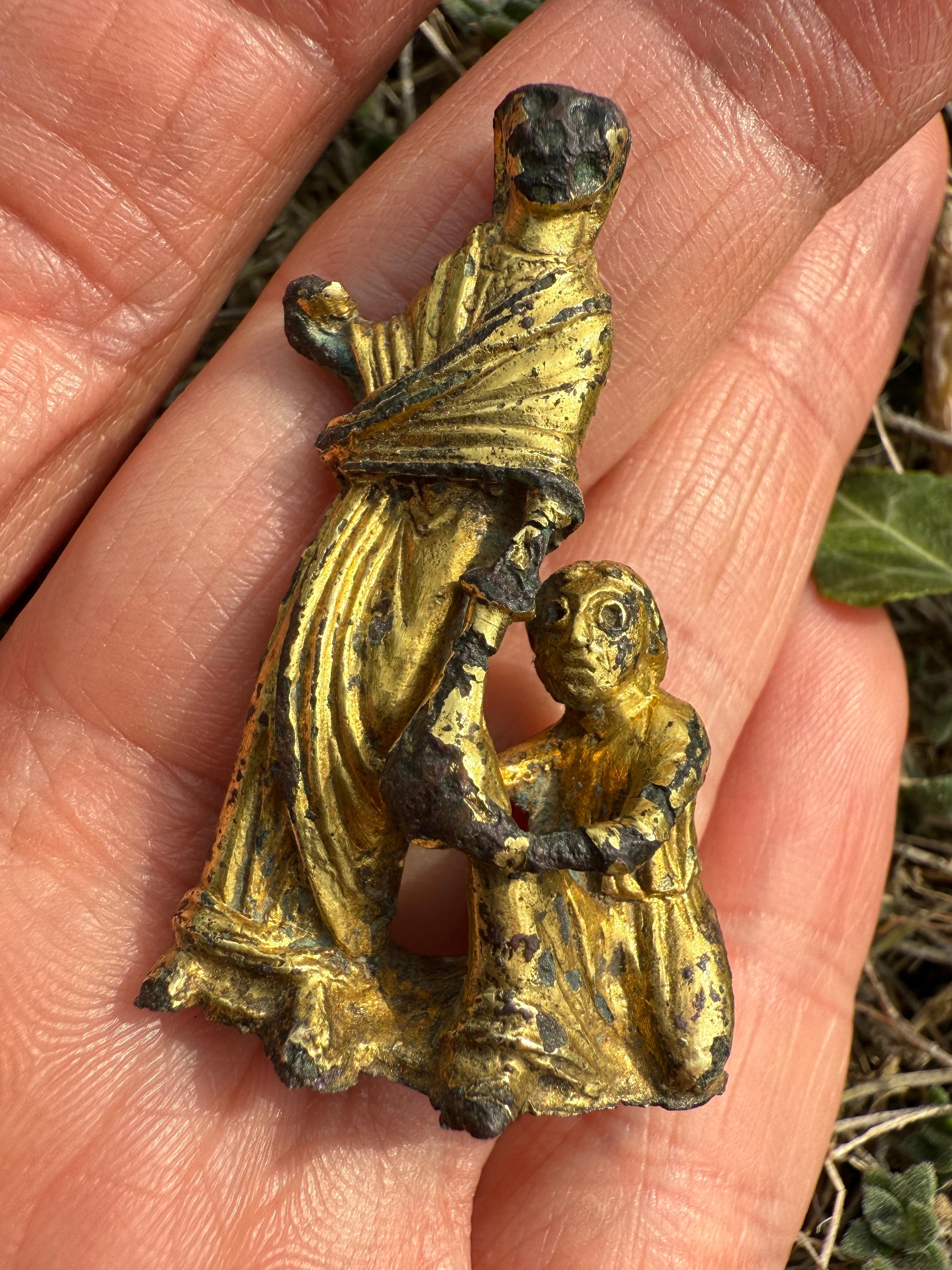 Groupe en bronze doré représentant un acte d'aumône. Angleterre, début du 12e siècle en vente 10