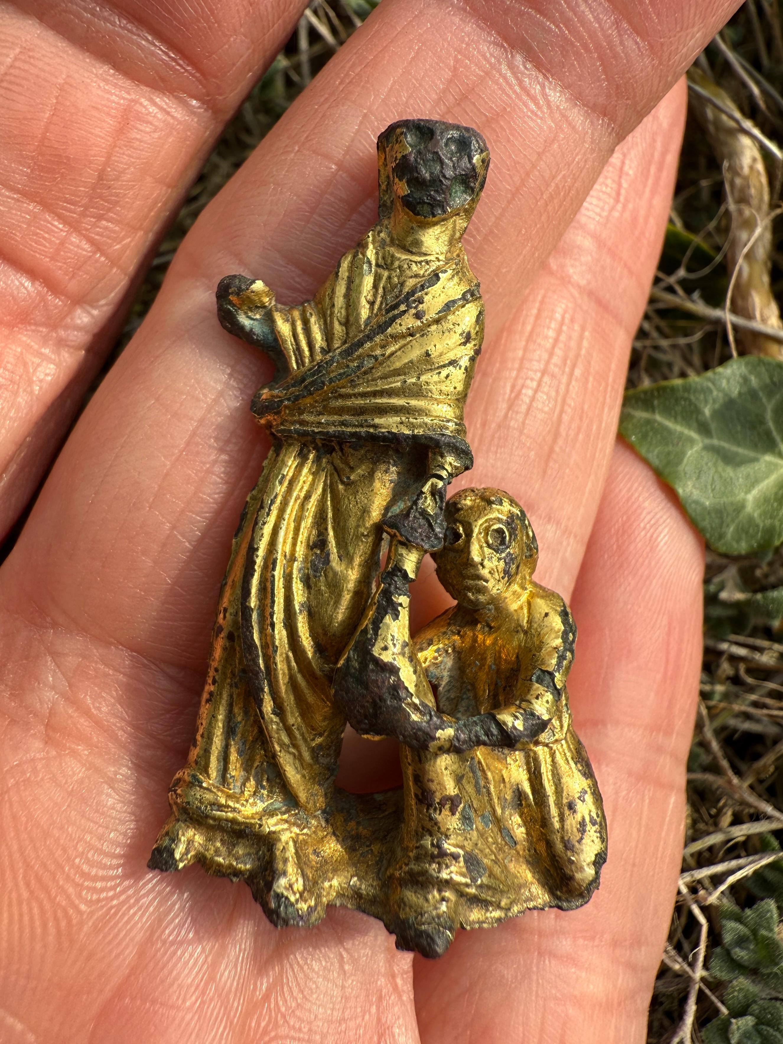 Groupe en bronze doré représentant un acte d'aumône. Angleterre, début du 12e siècle en vente 11