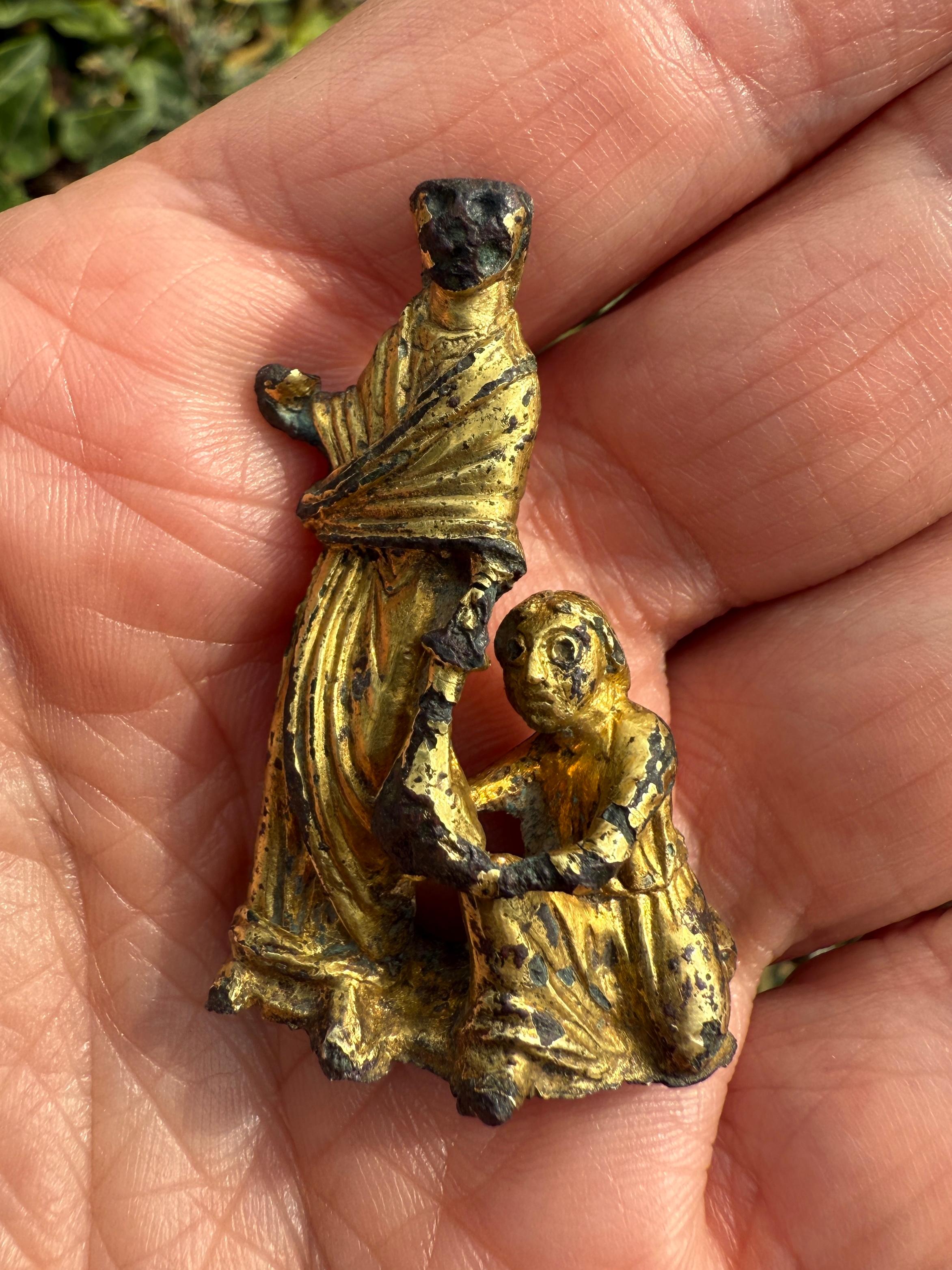 Groupe en bronze doré représentant un acte d'aumône. Angleterre, début du 12e siècle en vente 12