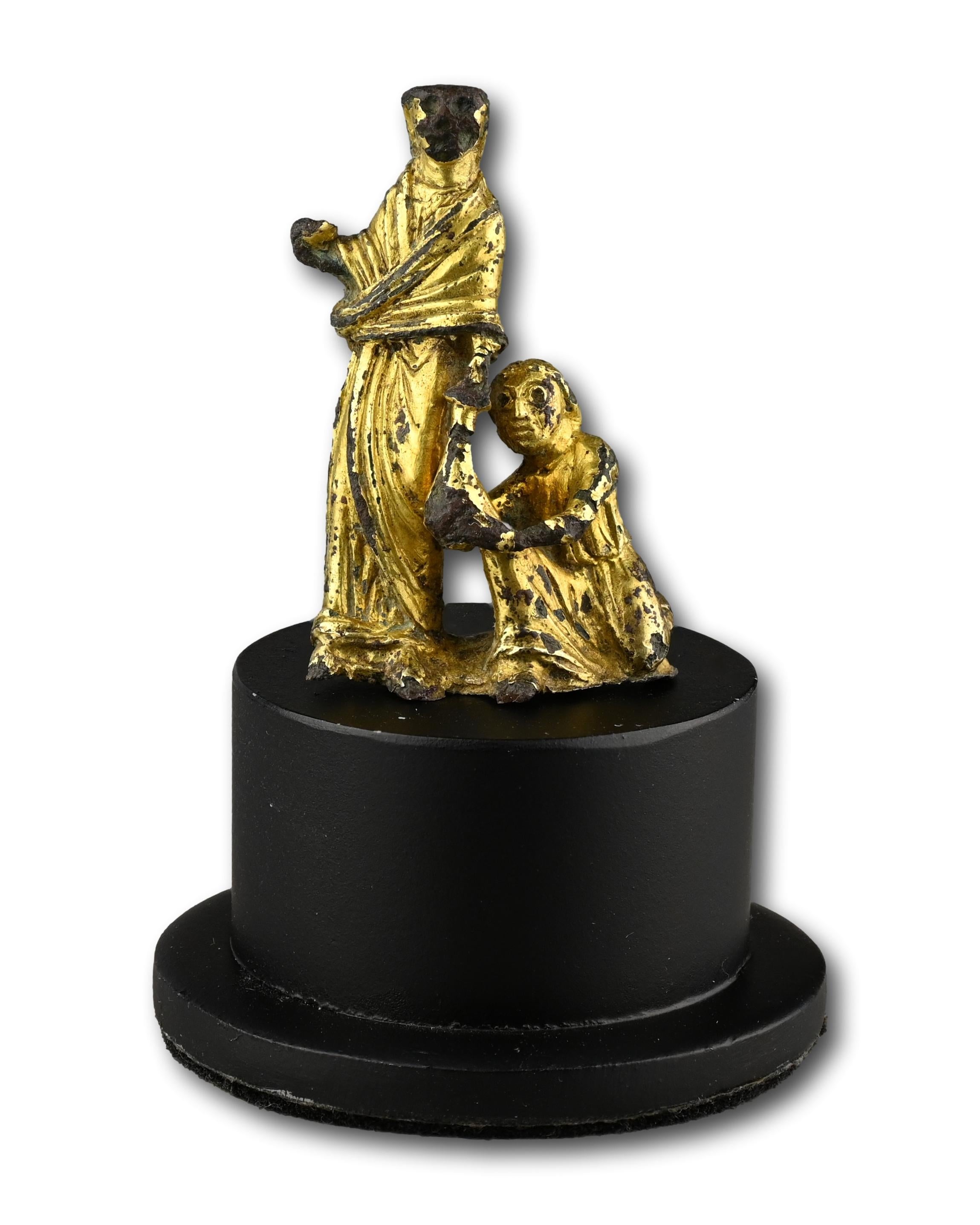 Groupe en bronze doré représentant probablement un acte d'aumône
 
Angleterre, début du 12e siècle
 
Mesures
4.2 × 2.8 × 1.7 cm
 
Matériau
Bronze doré au feu
 
Ce rare groupe de figurines romanes, en bronze doré au feu, faisait probablement partie