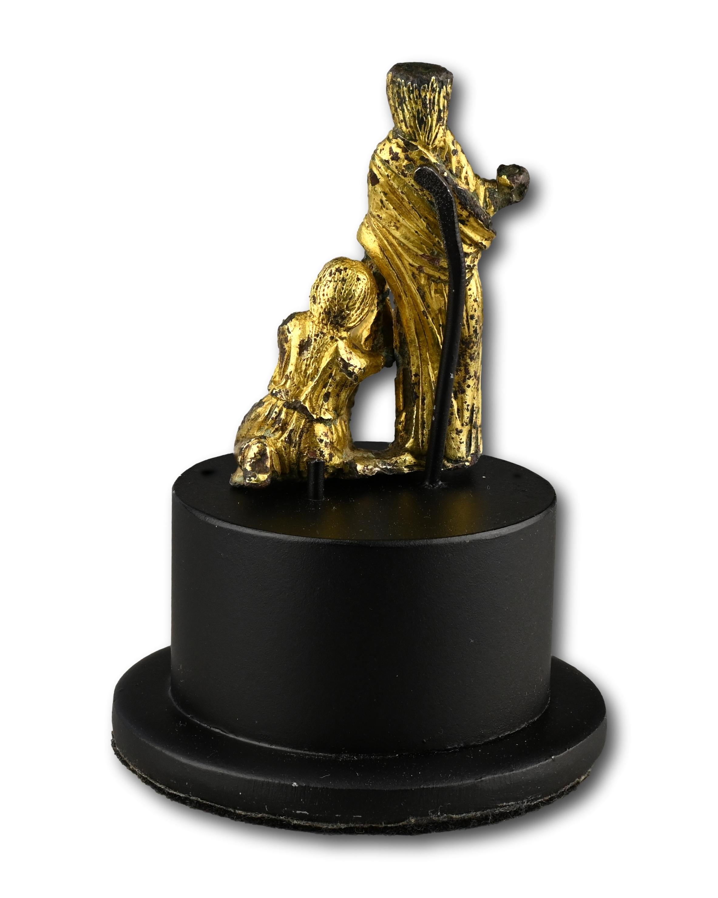 Groupe en bronze doré représentant un acte d'aumône. Angleterre, début du 12e siècle État moyen - En vente à London, GB