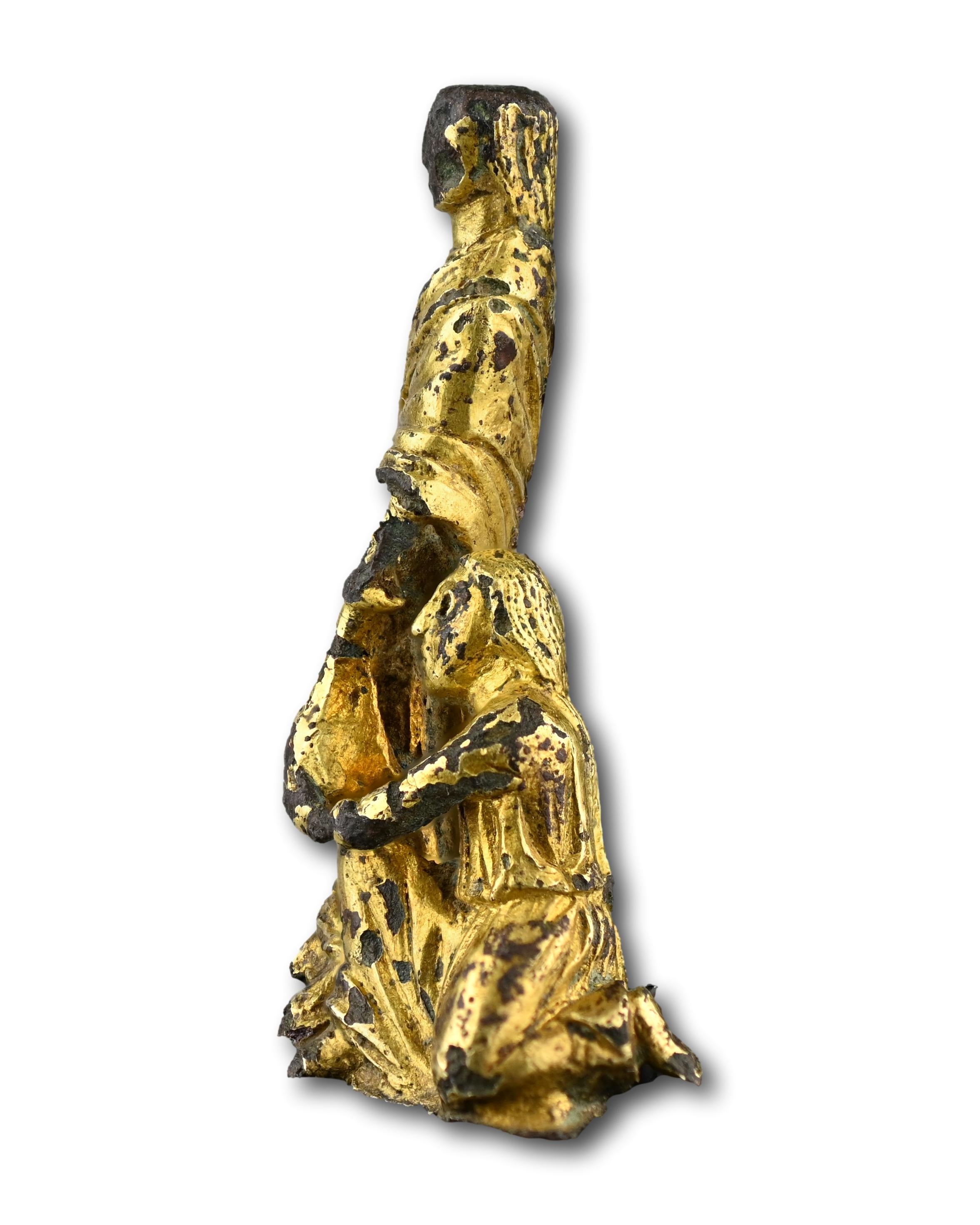 Groupe en bronze doré représentant un acte d'aumône. Angleterre, début du 12e siècle en vente 1