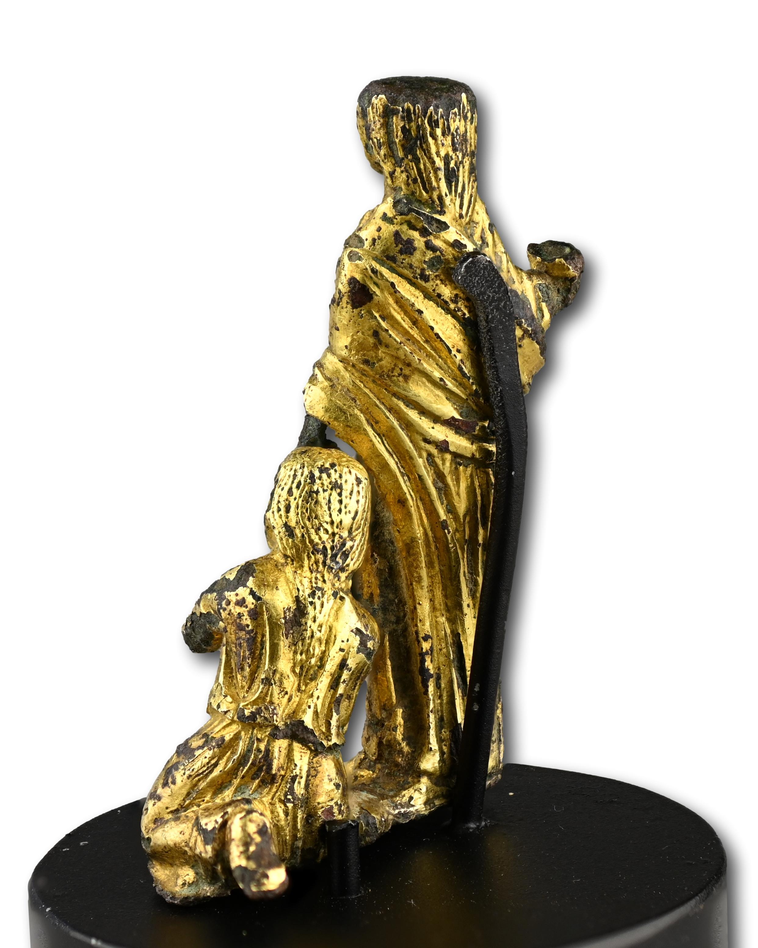 Groupe en bronze doré représentant un acte d'aumône. Angleterre, début du 12e siècle en vente 2