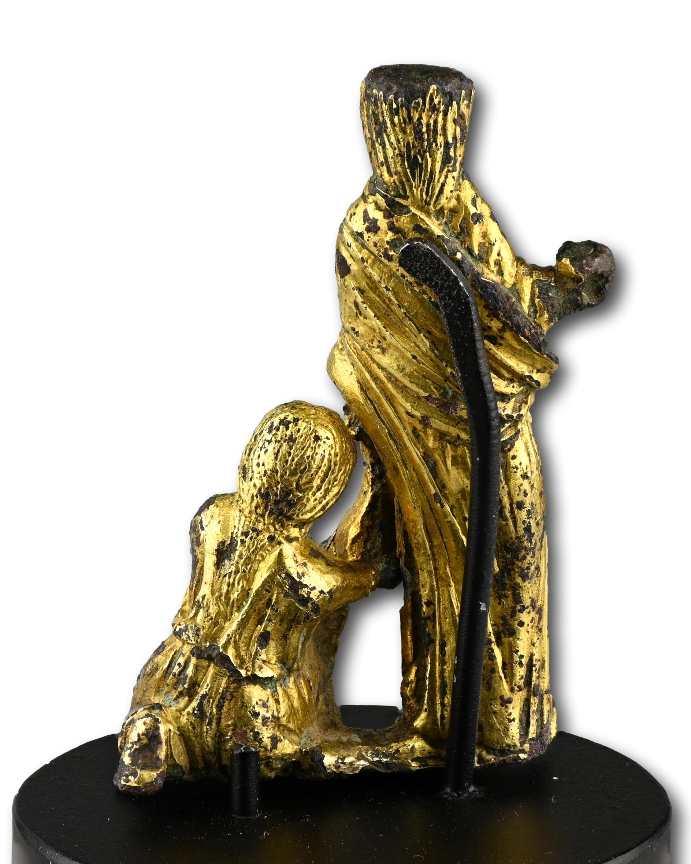 Groupe en bronze doré représentant un acte d'aumône. Angleterre, début du 12e siècle en vente 3