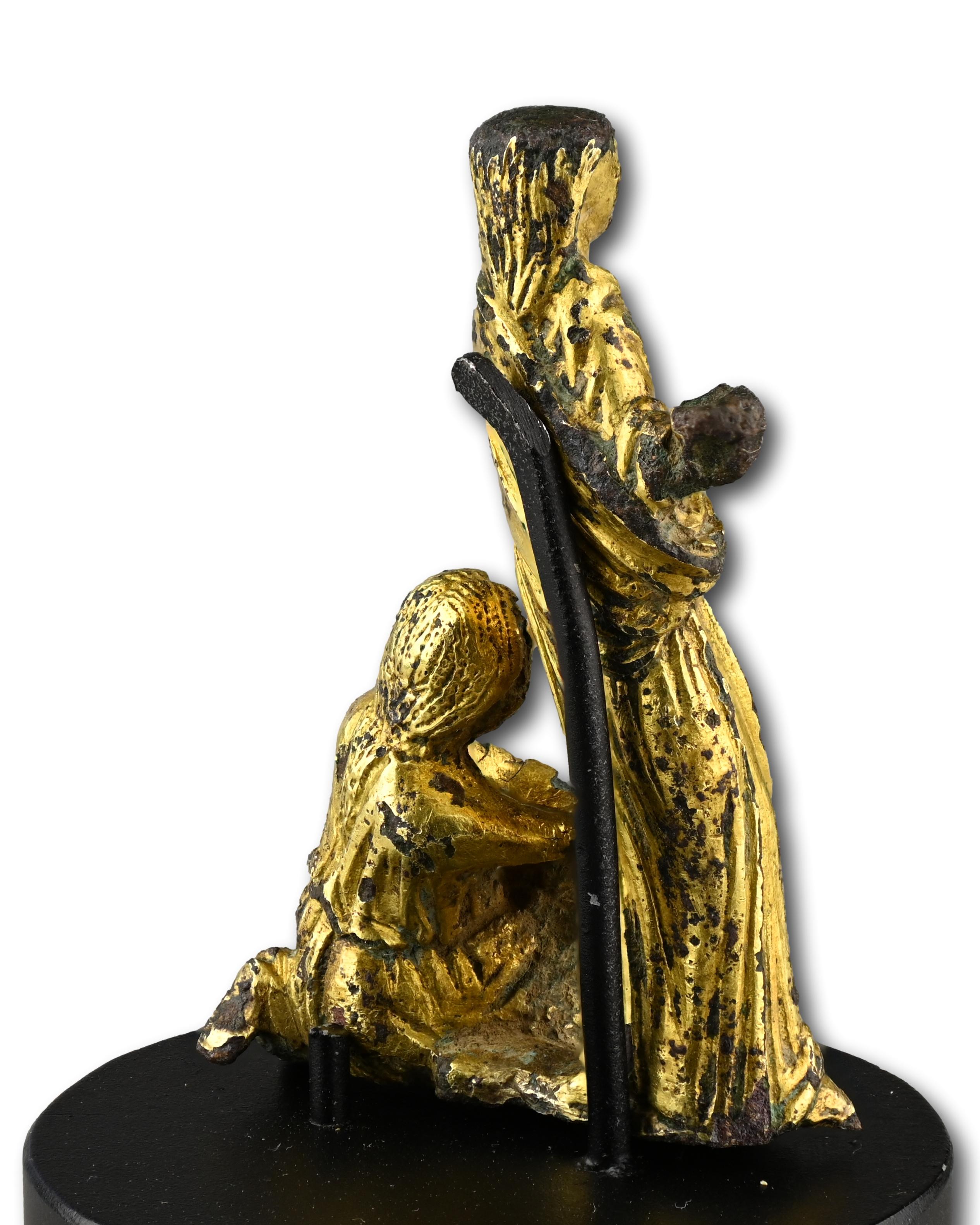 Groupe en bronze doré représentant un acte d'aumône. Angleterre, début du 12e siècle en vente 4