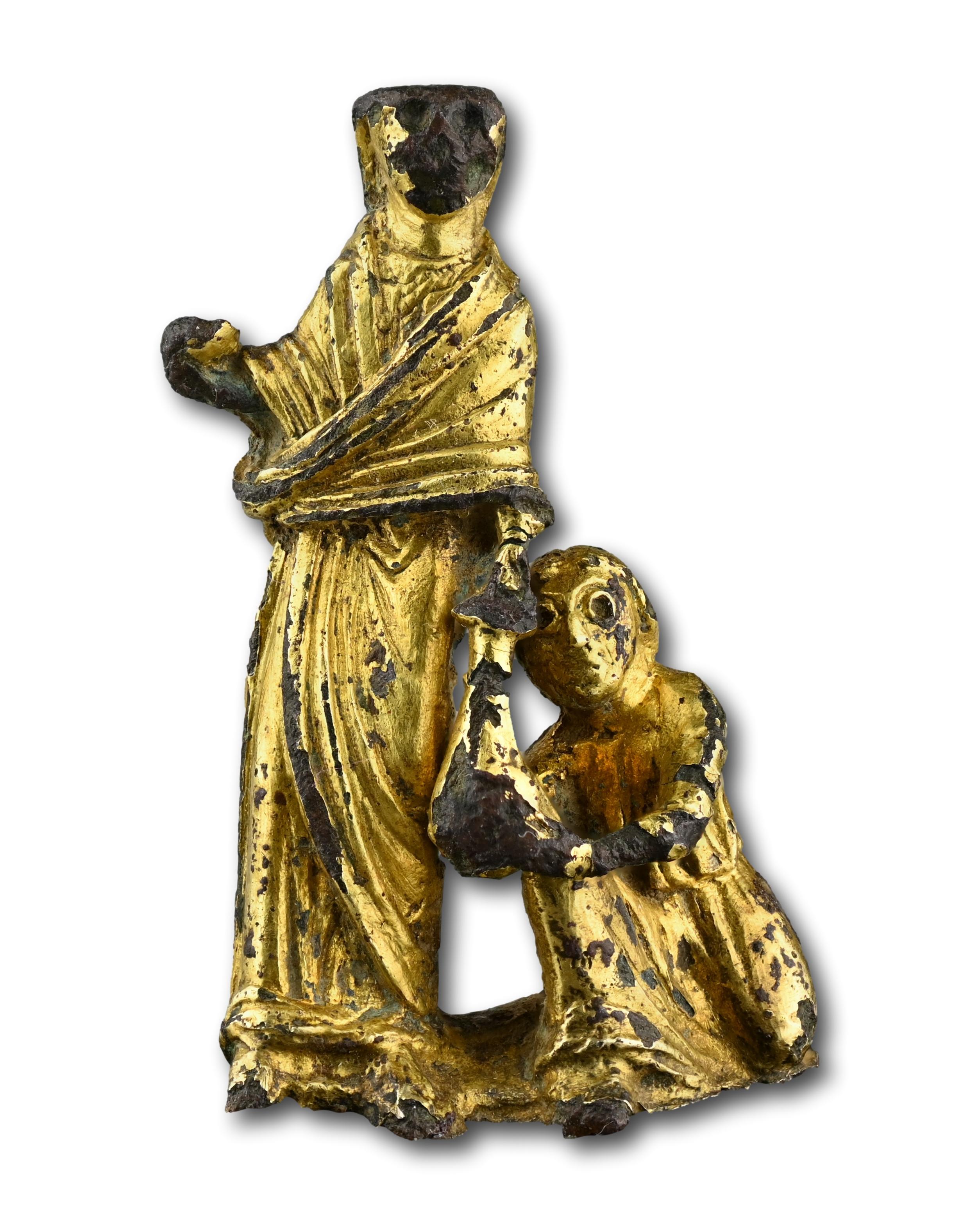 Groupe en bronze doré représentant un acte d'aumône. Angleterre, début du 12e siècle en vente 5