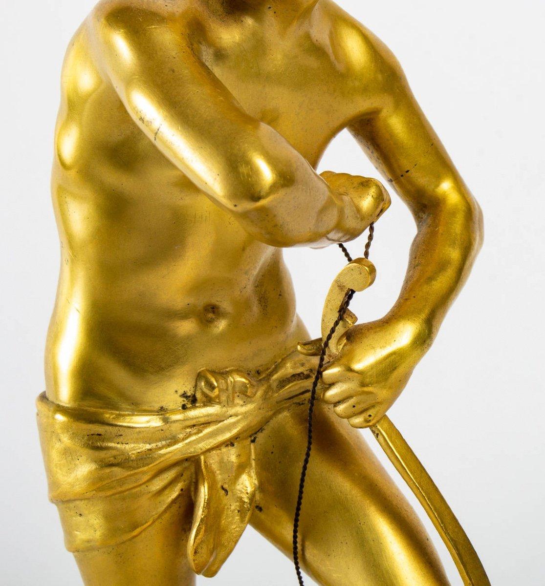 Superb gilded bronze group resting on a very pretty morello cherry marble, representing Sarpedon, Lycian hero who took part in the Trojan War against the Achaeans, bending his bow with a quiver and arrows at his feet.

Period: 19th century
circa:
