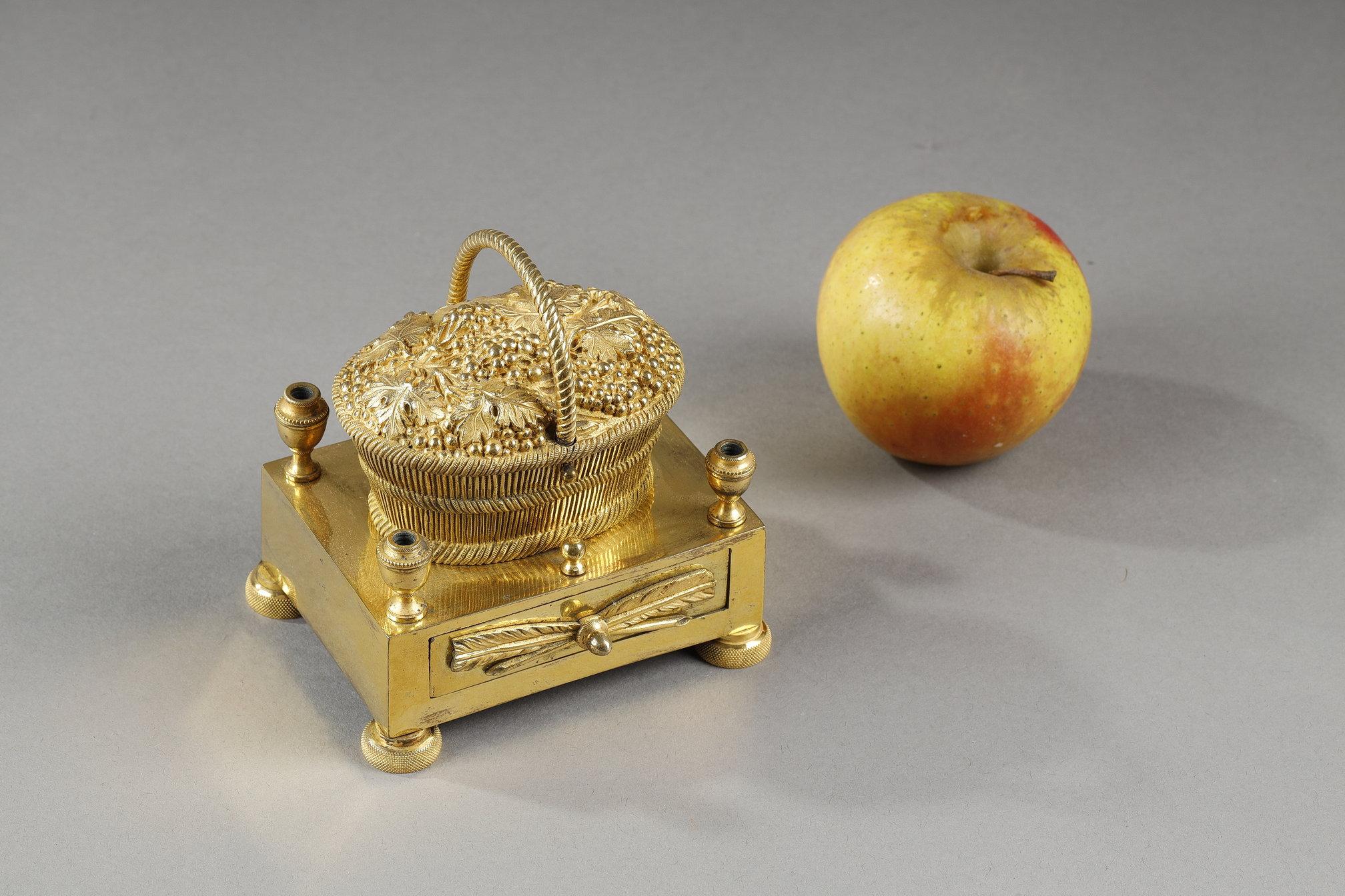 Gilt bronze inkwell forming a basket of grapes In Good Condition For Sale In Paris, FR