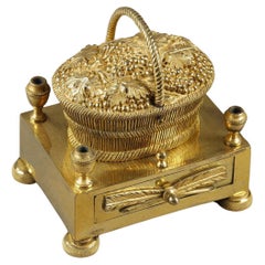 Calamaio in bronzo dorato che forma un cesto d'uva
