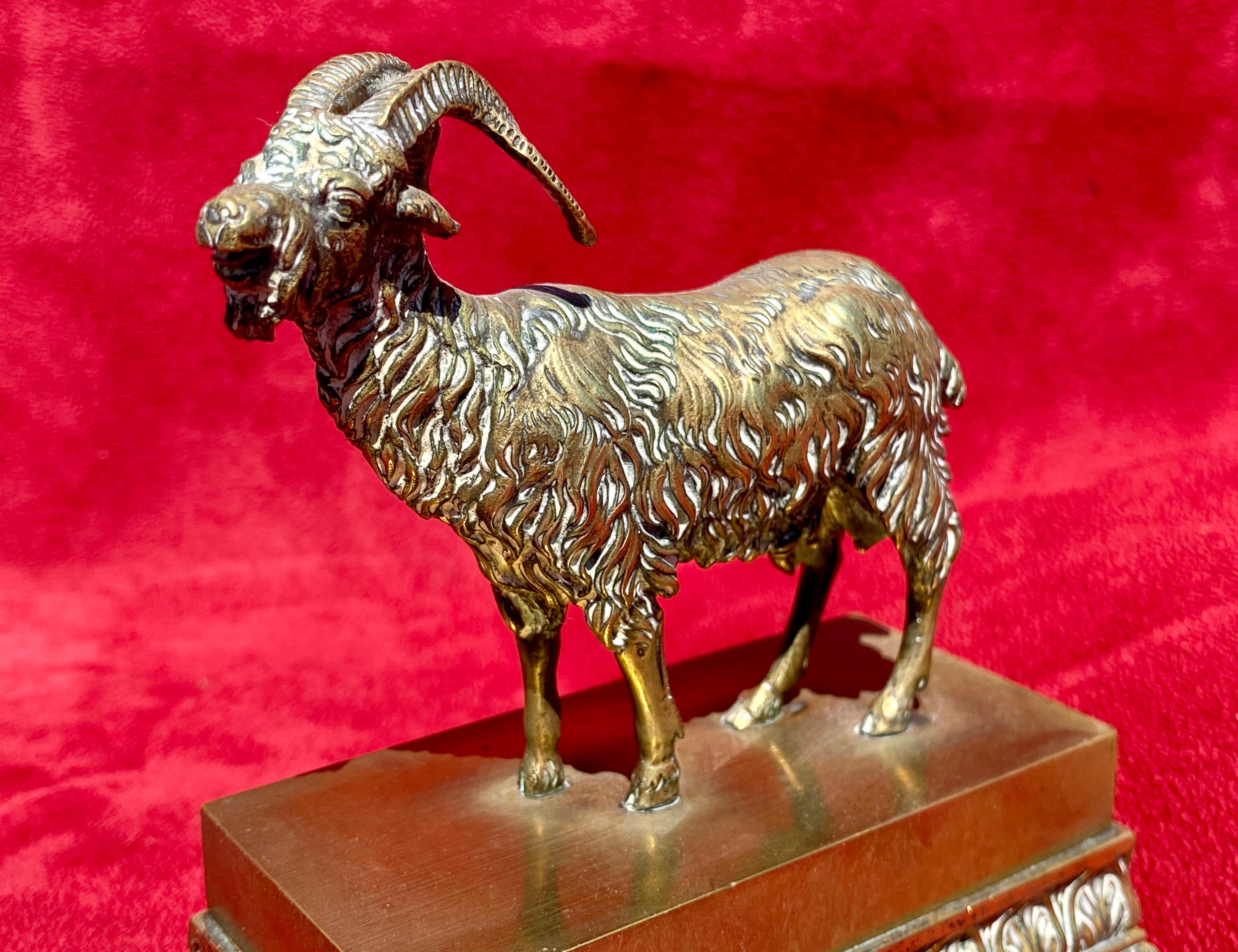 Lovely inkwell in gilded bronze surmounted by an ibex. This inkwell opens with its interior complete and in good condition.