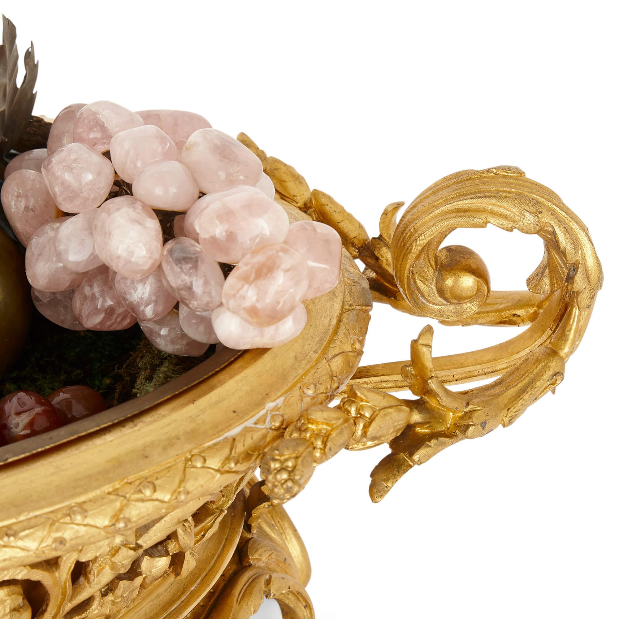 Francese Jardinière in bronzo dorato con frutti in pietra dura in vendita