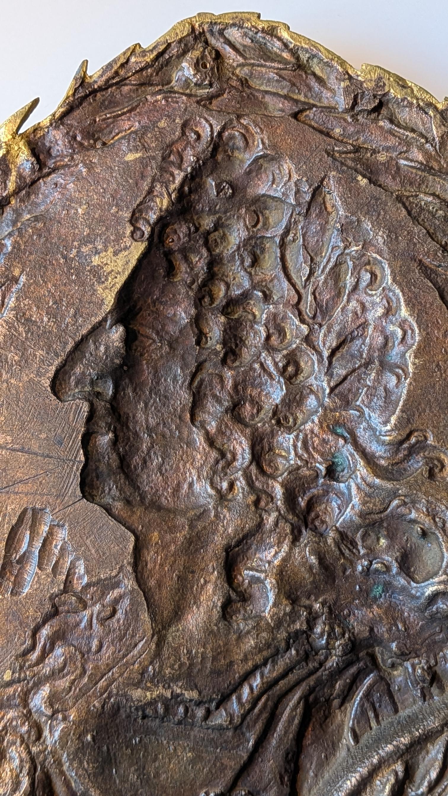 Grand médaillon en bronze doré en relief du roi Louis XIV en vente 4