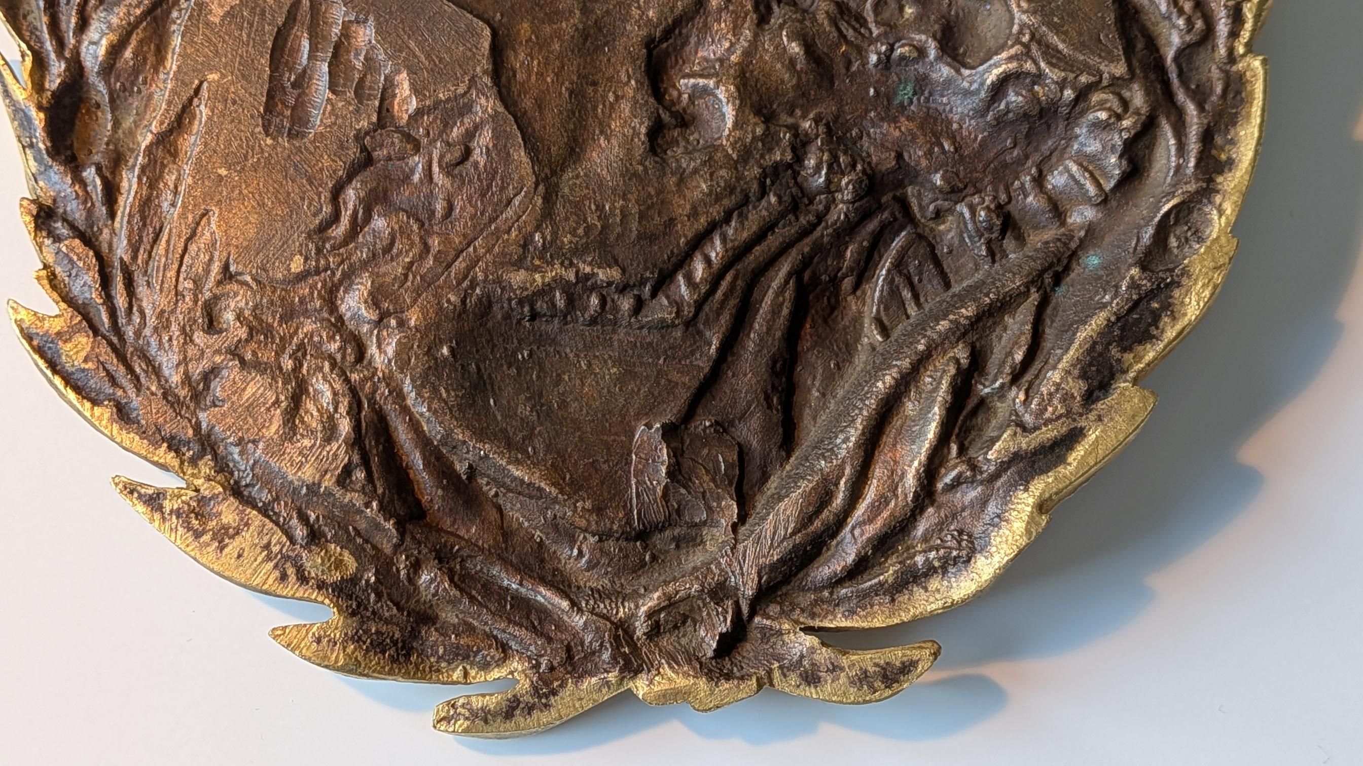 Grand médaillon en bronze doré en relief du roi Louis XIV en vente 5