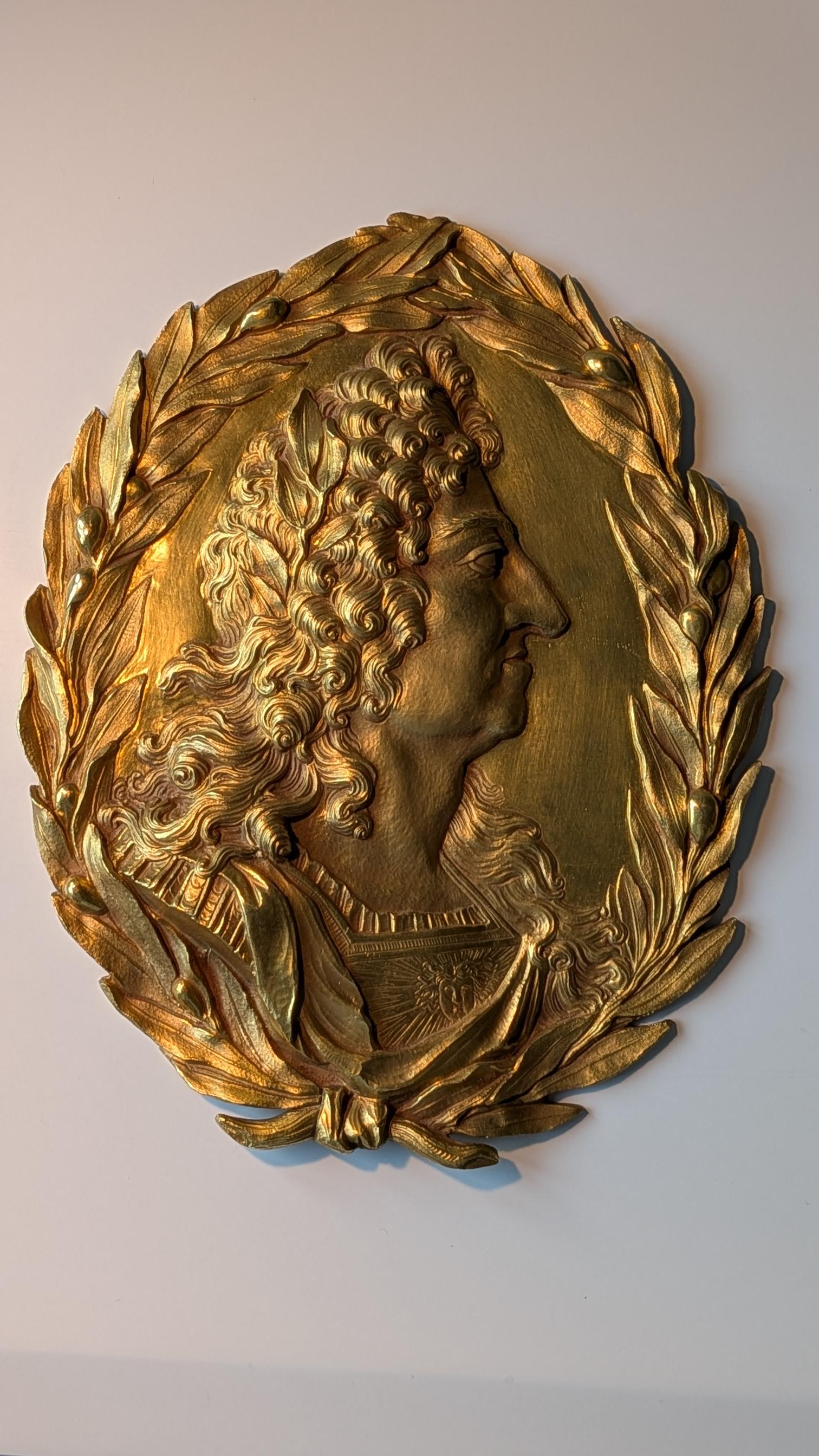Grand médaillon en bronze doré en relief du roi Louis XIV en vente 6
