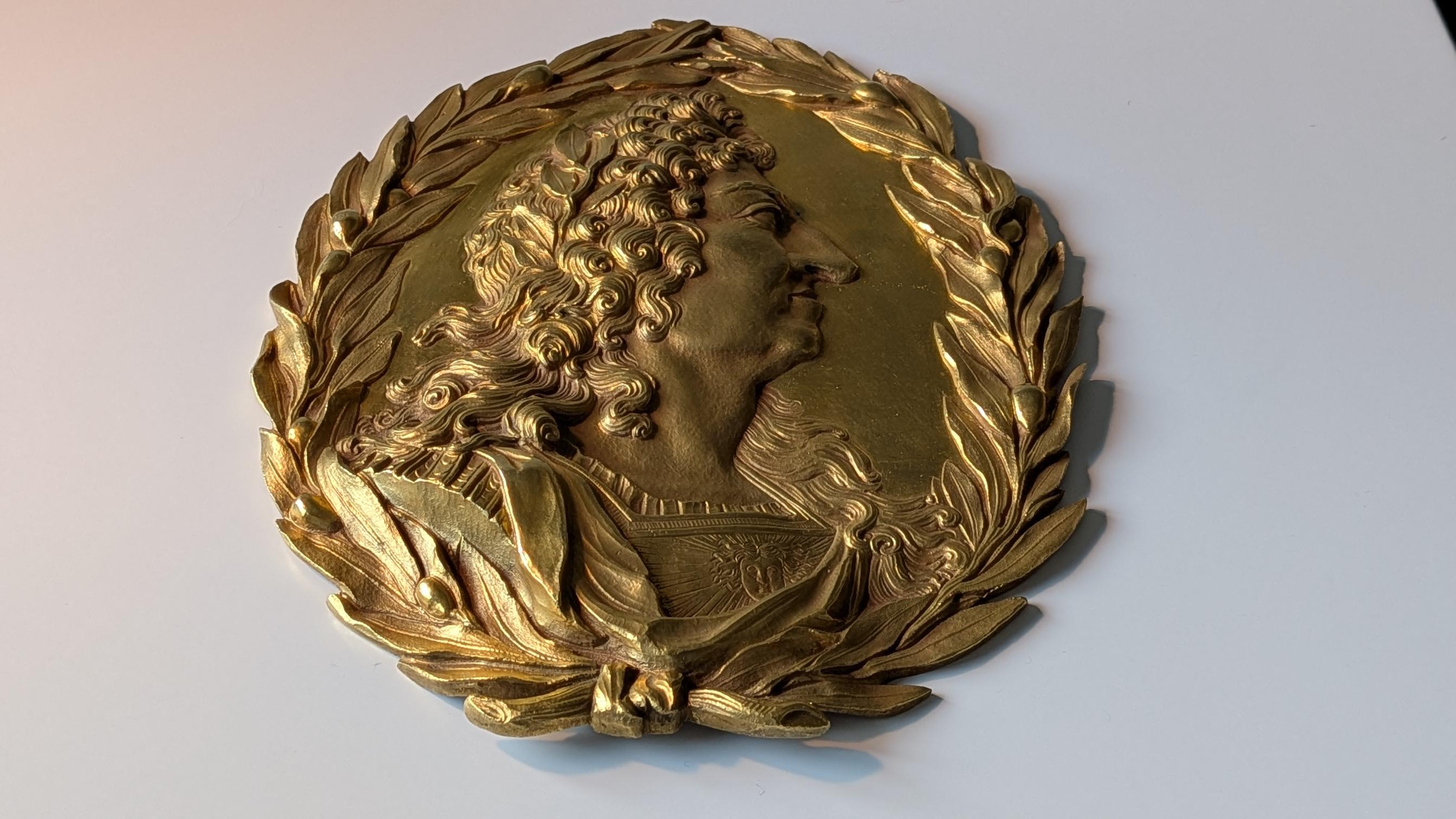 Grand et magnifique médaillon en bronze dor�é du roi Louis XIV, France 
Un très beau et grand médaillon ovale en bronze doré représentant le portrait du roi Louis XIV, le Roi Soleil. Elle montre le personnage de profil en relief, avec sa perruque