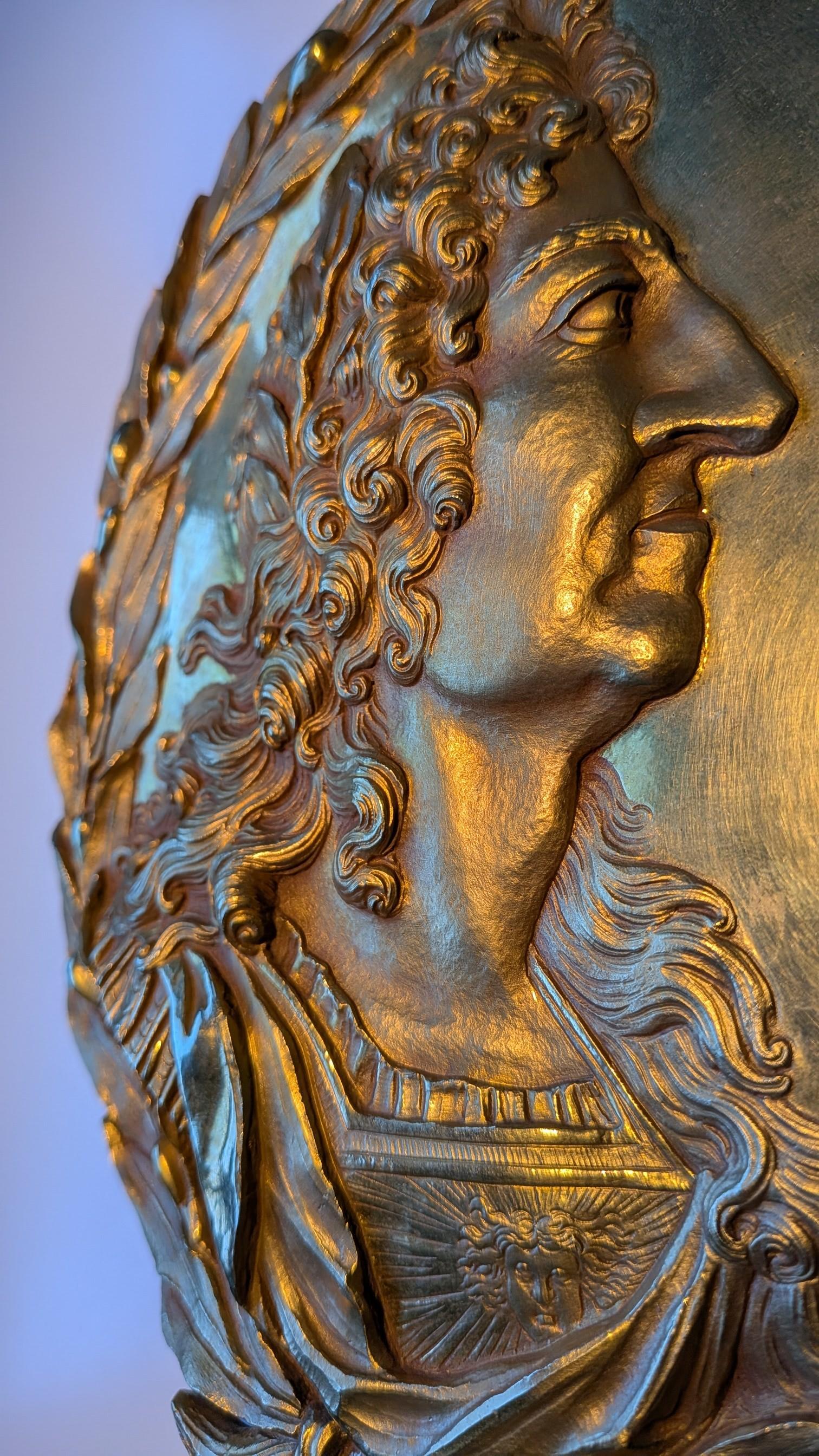 Gravé Grand médaillon en bronze doré en relief du roi Louis XIV en vente