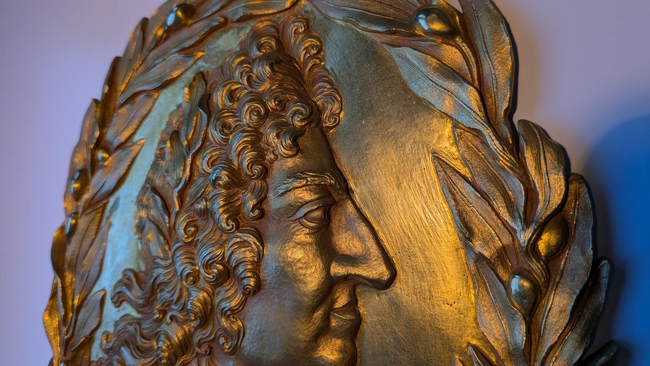 Grand médaillon en bronze doré en relief du roi Louis XIV Bon état - En vente à Paris, FR