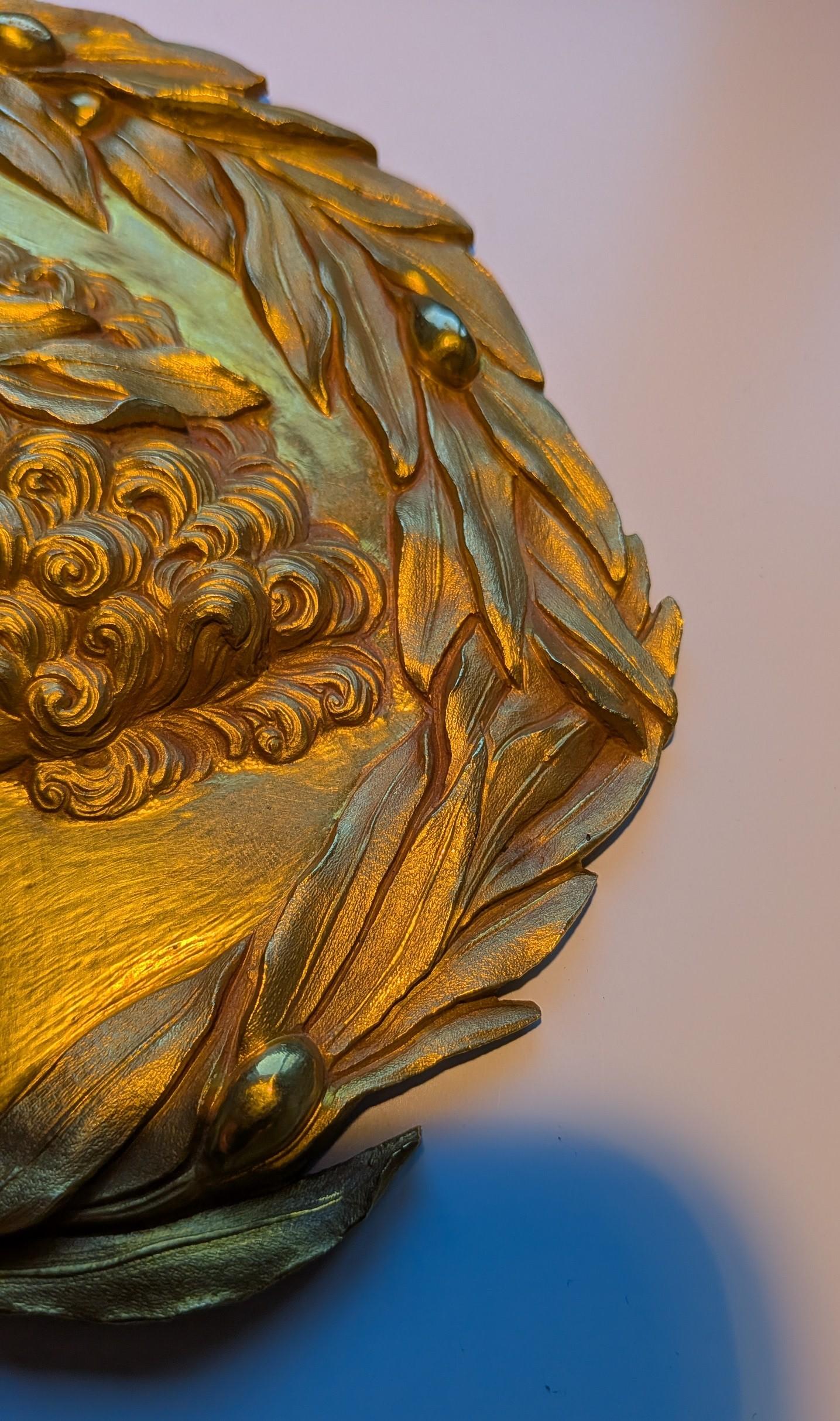 XIXe siècle Grand médaillon en bronze doré en relief du roi Louis XIV en vente