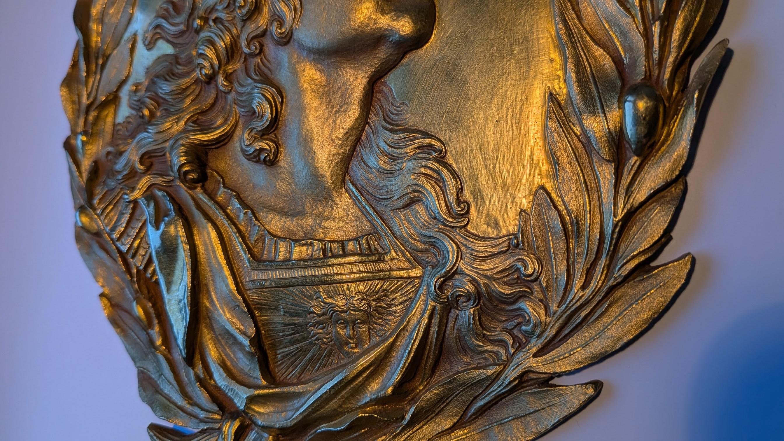 Bronze Grand médaillon en bronze doré en relief du roi Louis XIV en vente