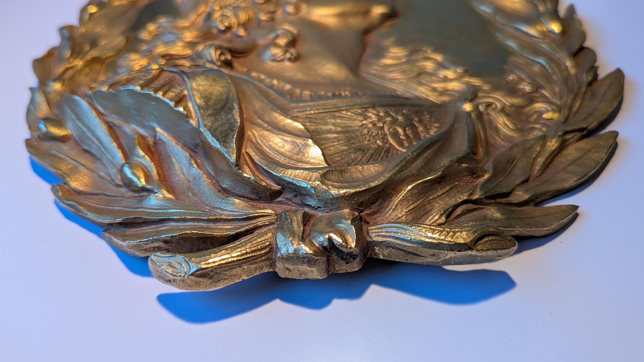 Grand médaillon en bronze doré en relief du roi Louis XIV en vente 1