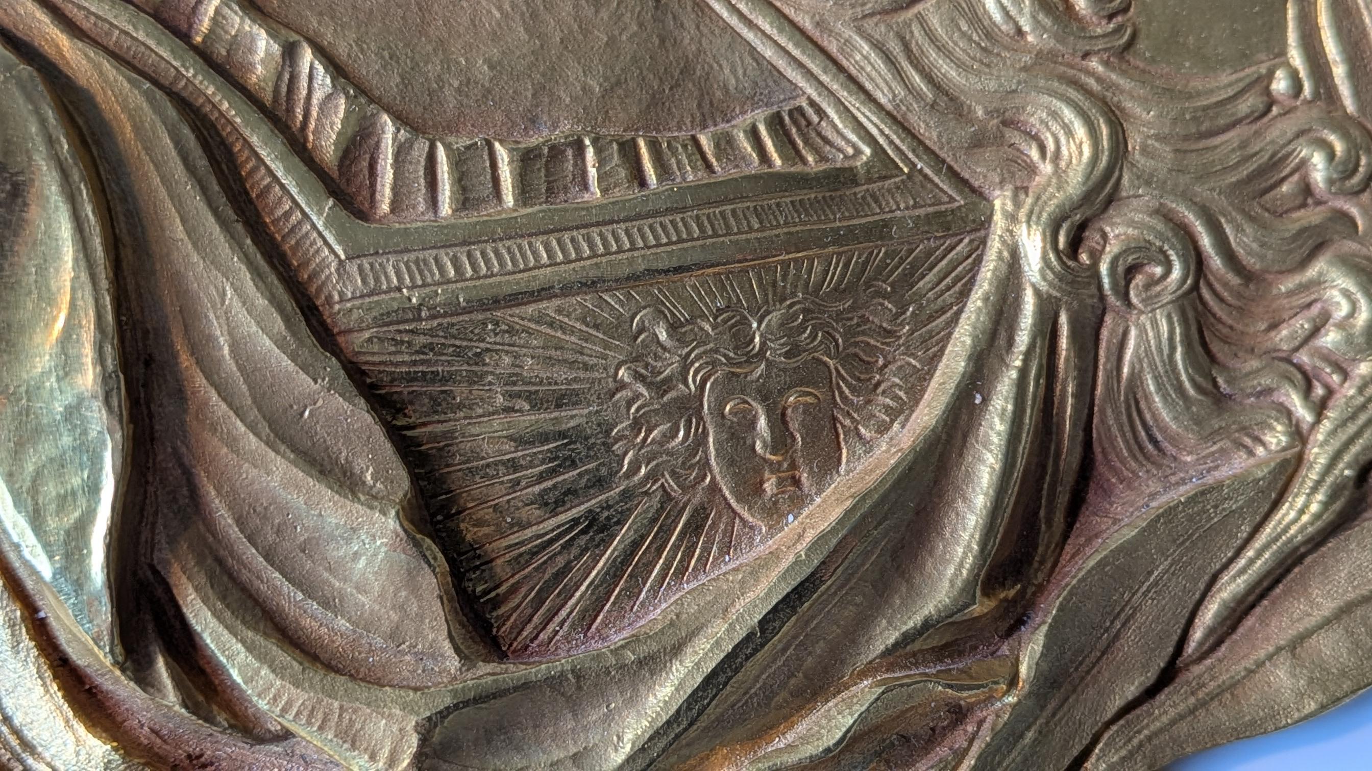 Grand médaillon en bronze doré en relief du roi Louis XIV en vente 2