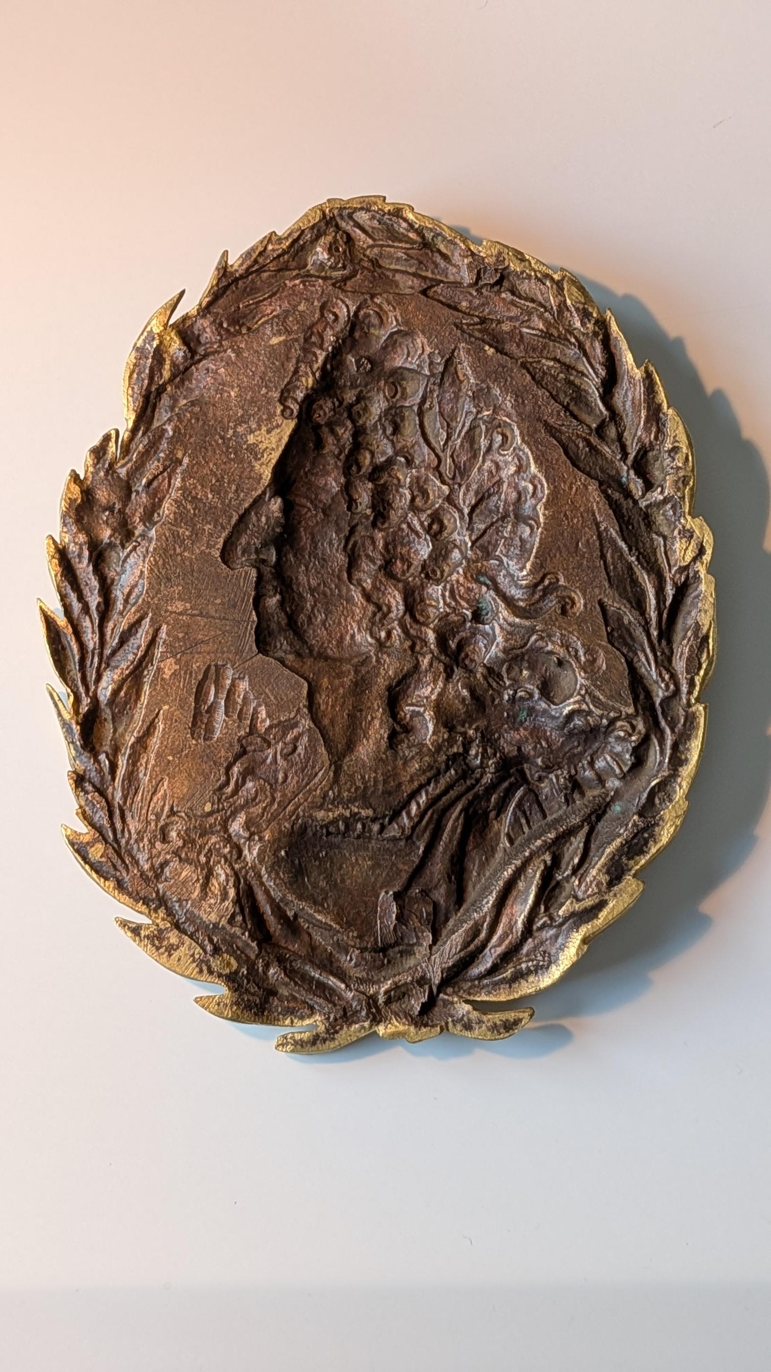Grand médaillon en bronze doré en relief du roi Louis XIV en vente 3