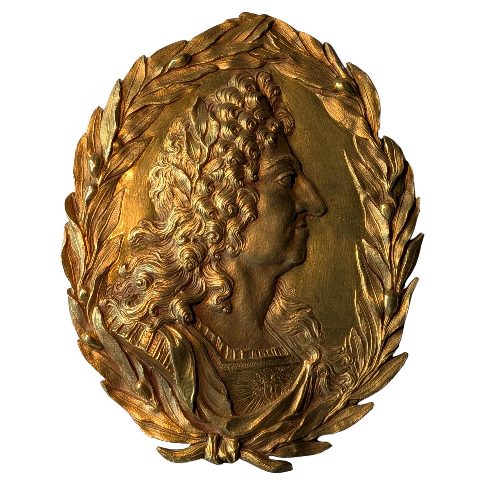 Grand médaillon en bronze doré en relief du roi Louis XIV