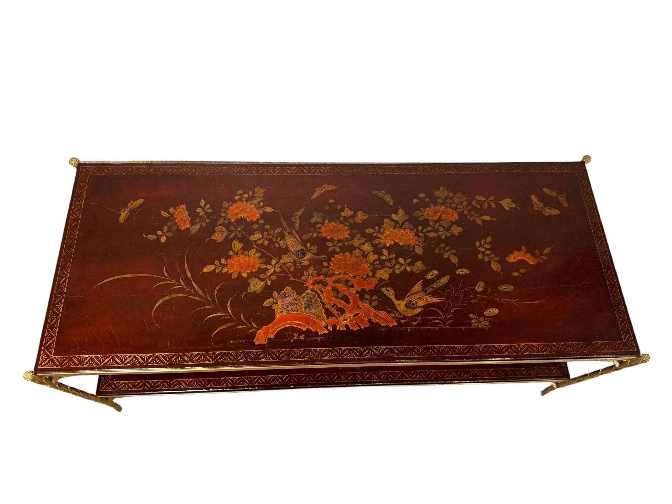 Niedriger Tisch aus vergoldeter Bronze-Lack (Louis XVI.) im Angebot
