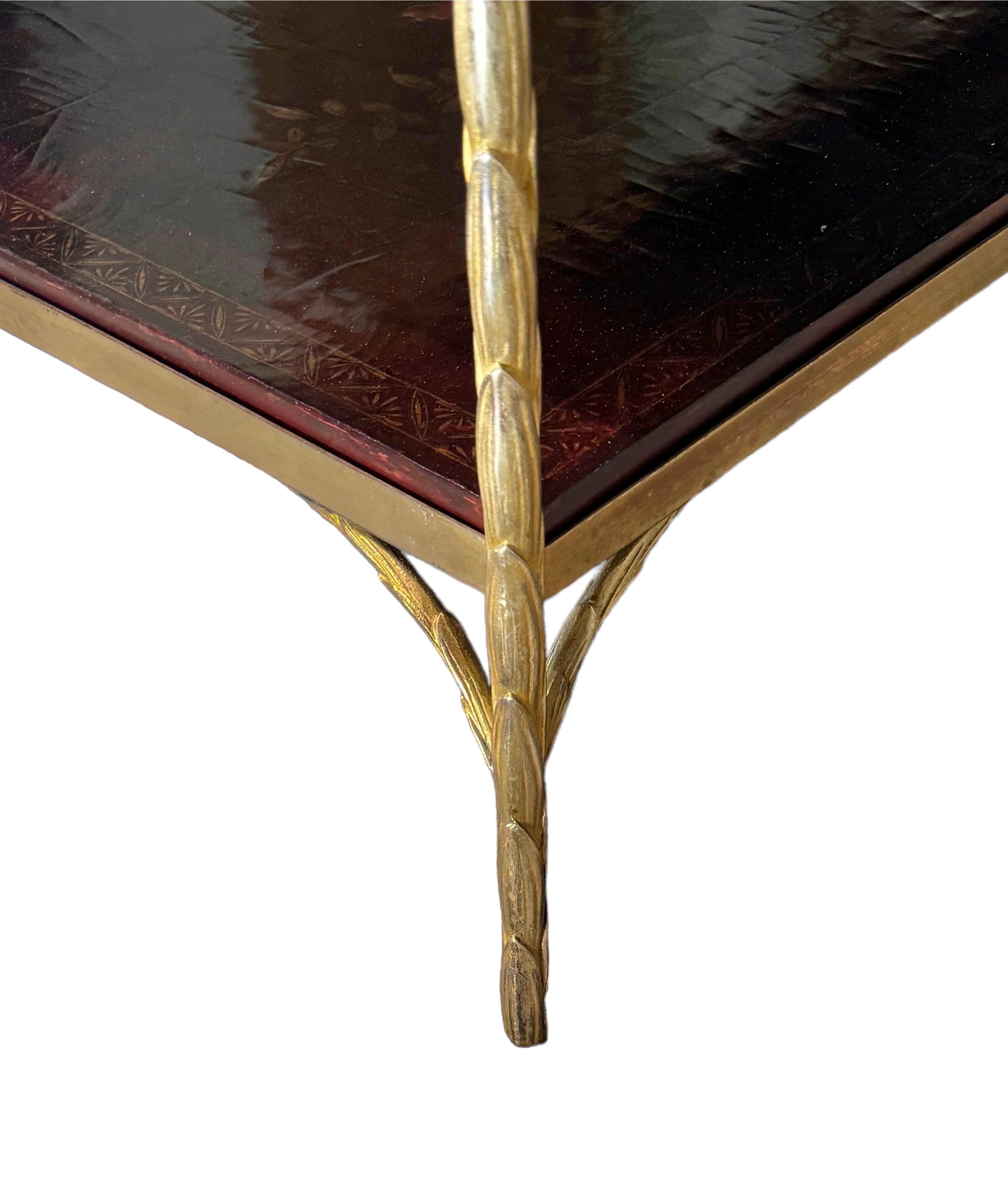 Niedriger Tisch aus vergoldeter Bronze-Lack (Goldbronze) im Angebot