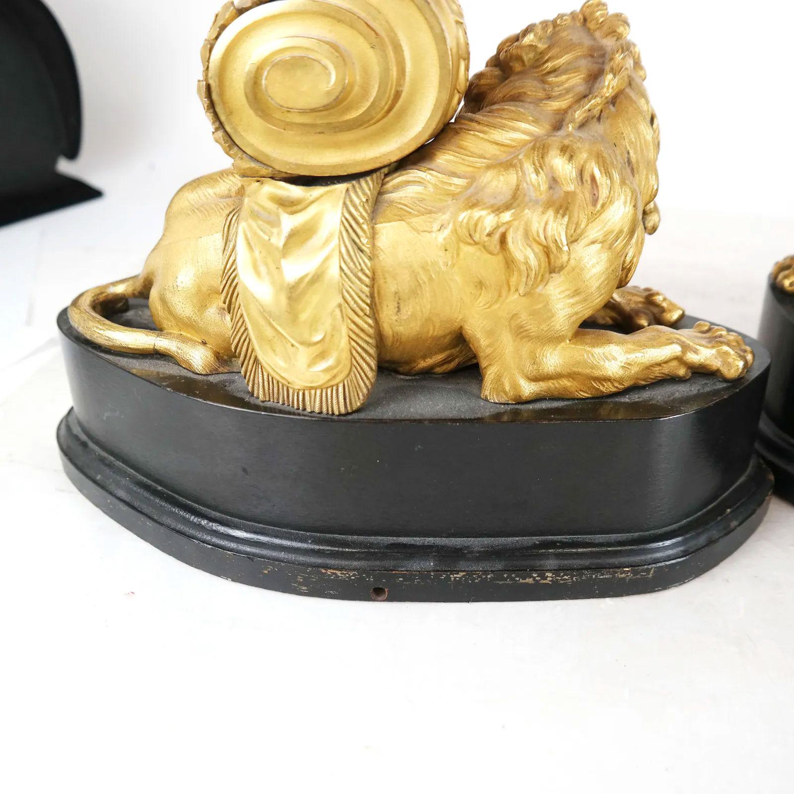 Chenets en forme de lion en bronze doré montés sur des lampes de bureau en vente 2