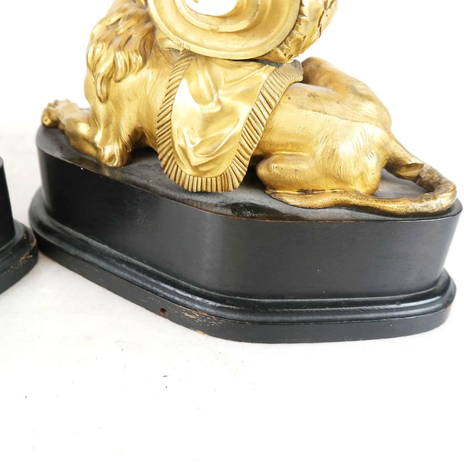 XIXe siècle Chenets en forme de lion en bronze doré montés sur des lampes de bureau en vente