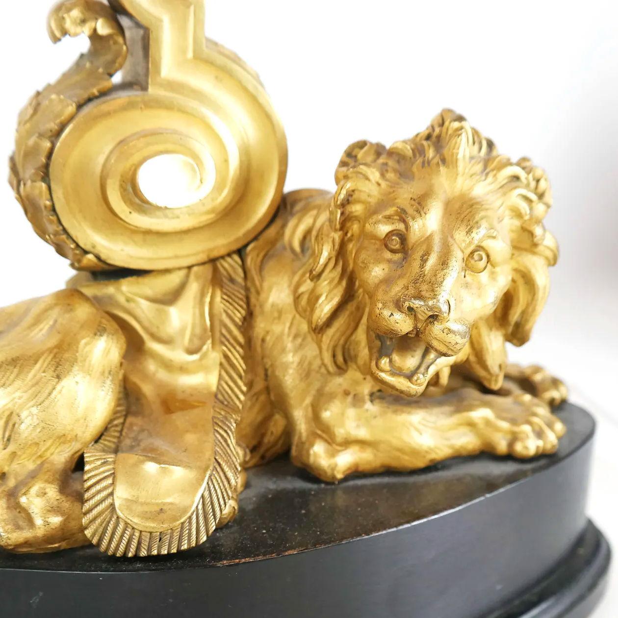 Chenets en forme de lion en bronze doré montés sur des lampes de bureau en vente 1