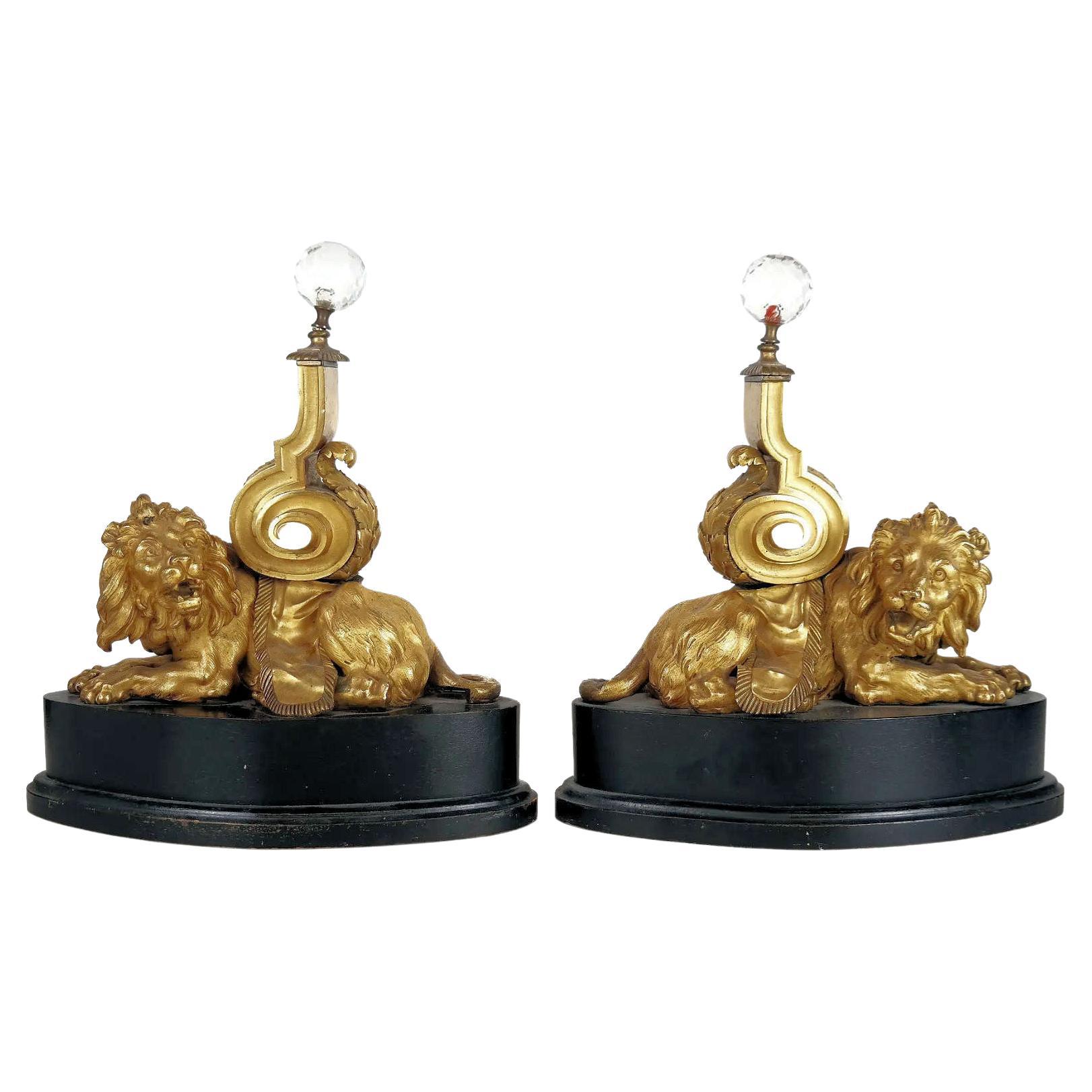 Chenets en forme de lion en bronze doré montés sur des lampes de bureau en vente