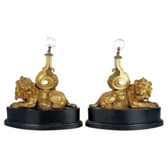 Chenets en forme de lion en bronze doré montés sur des lampes de bureau