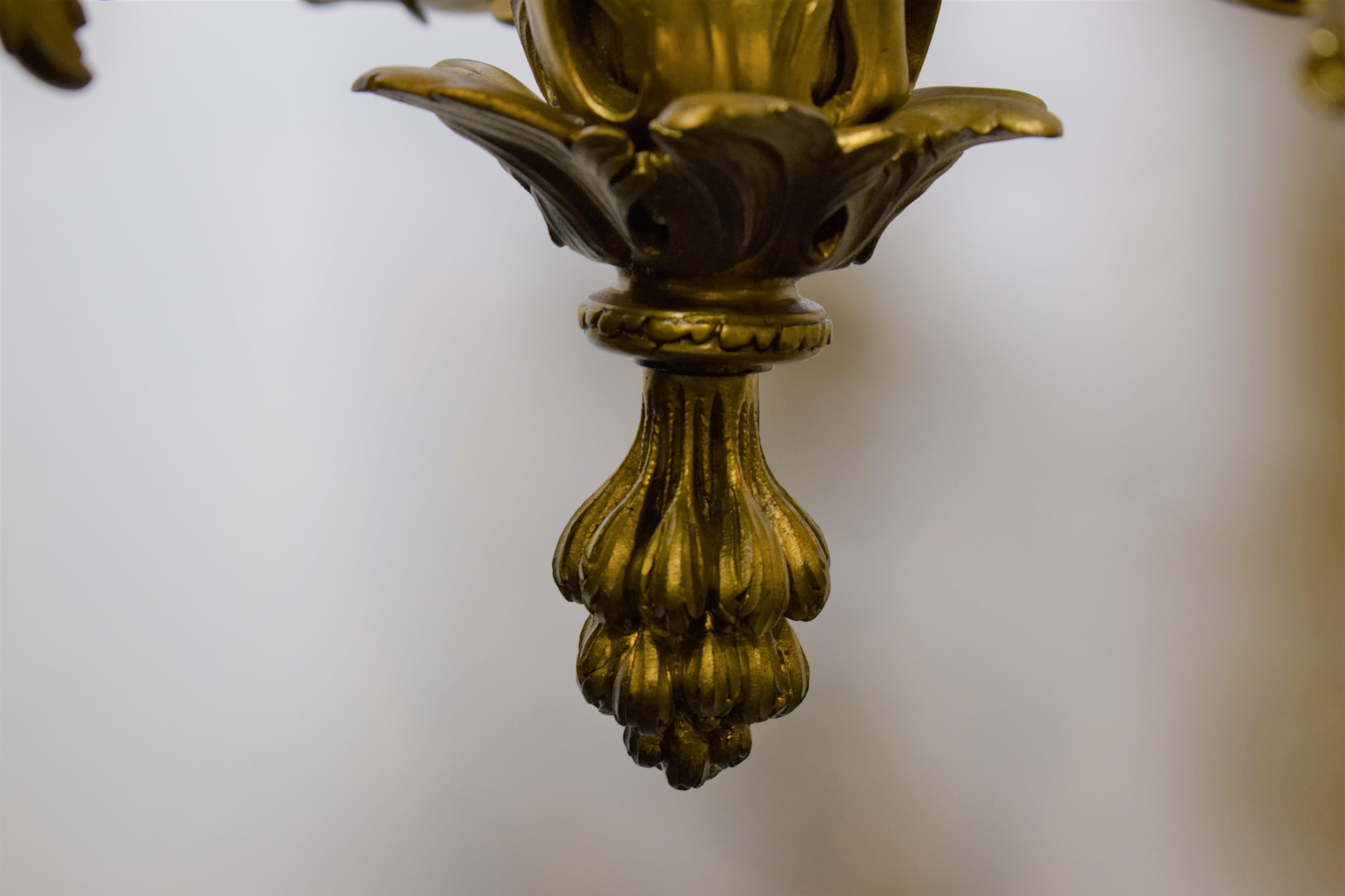 Kronleuchter aus vergoldeter Bronze im Louis-XV-Stil. im Angebot 3