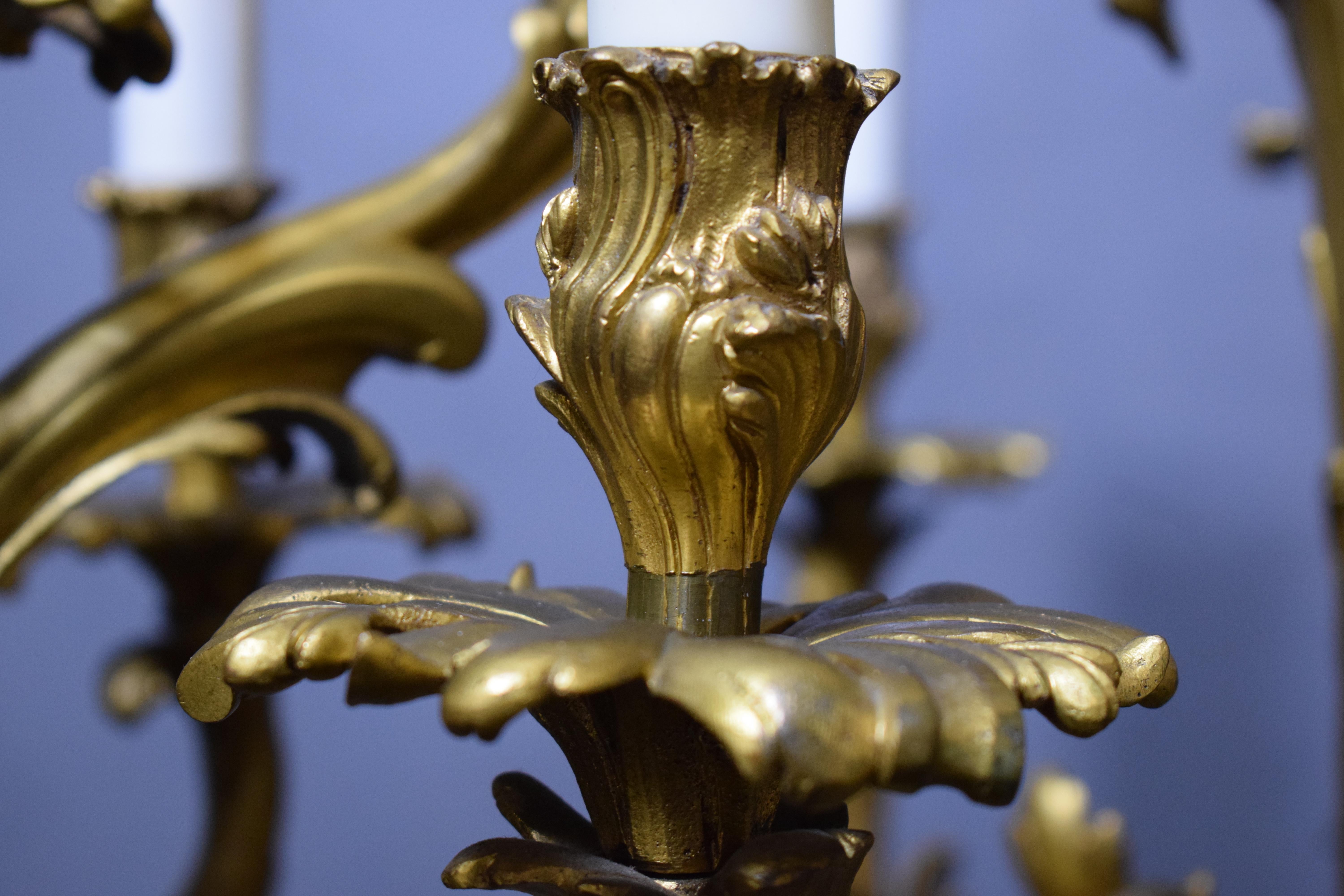 Kronleuchter aus vergoldeter Bronze im Louis-XV-Stil. im Angebot 4